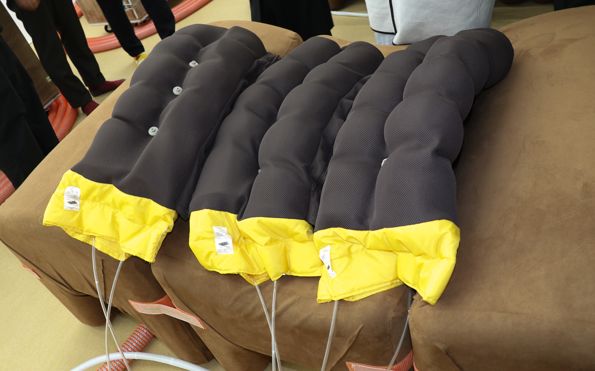 布団のように体の上に載せる小さなMorph。ファスナーを使って3分割できる構造になっている