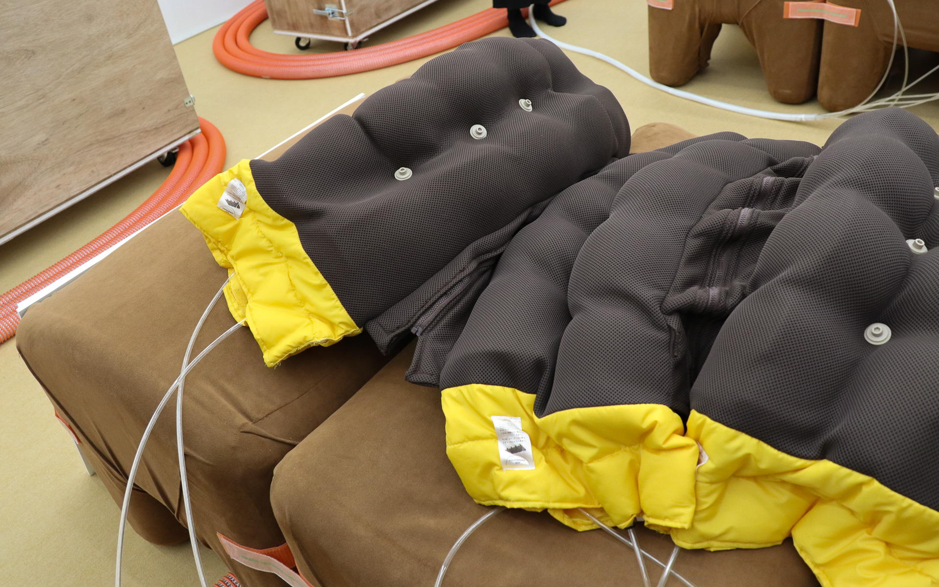 布団のように体の上に載せる小さなMorph。ファスナーを使って3分割できる構造になっている