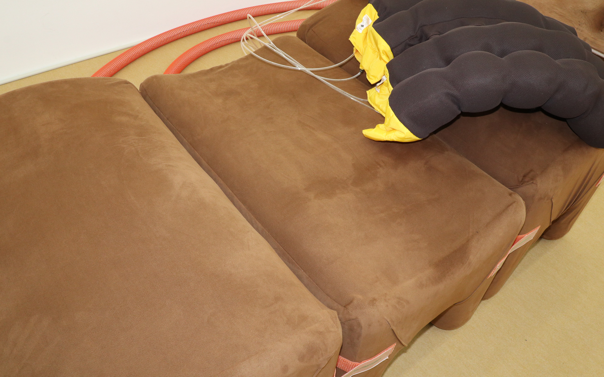 大型のMorphも3つの布製ソファーを接続したようなスタイルで構成