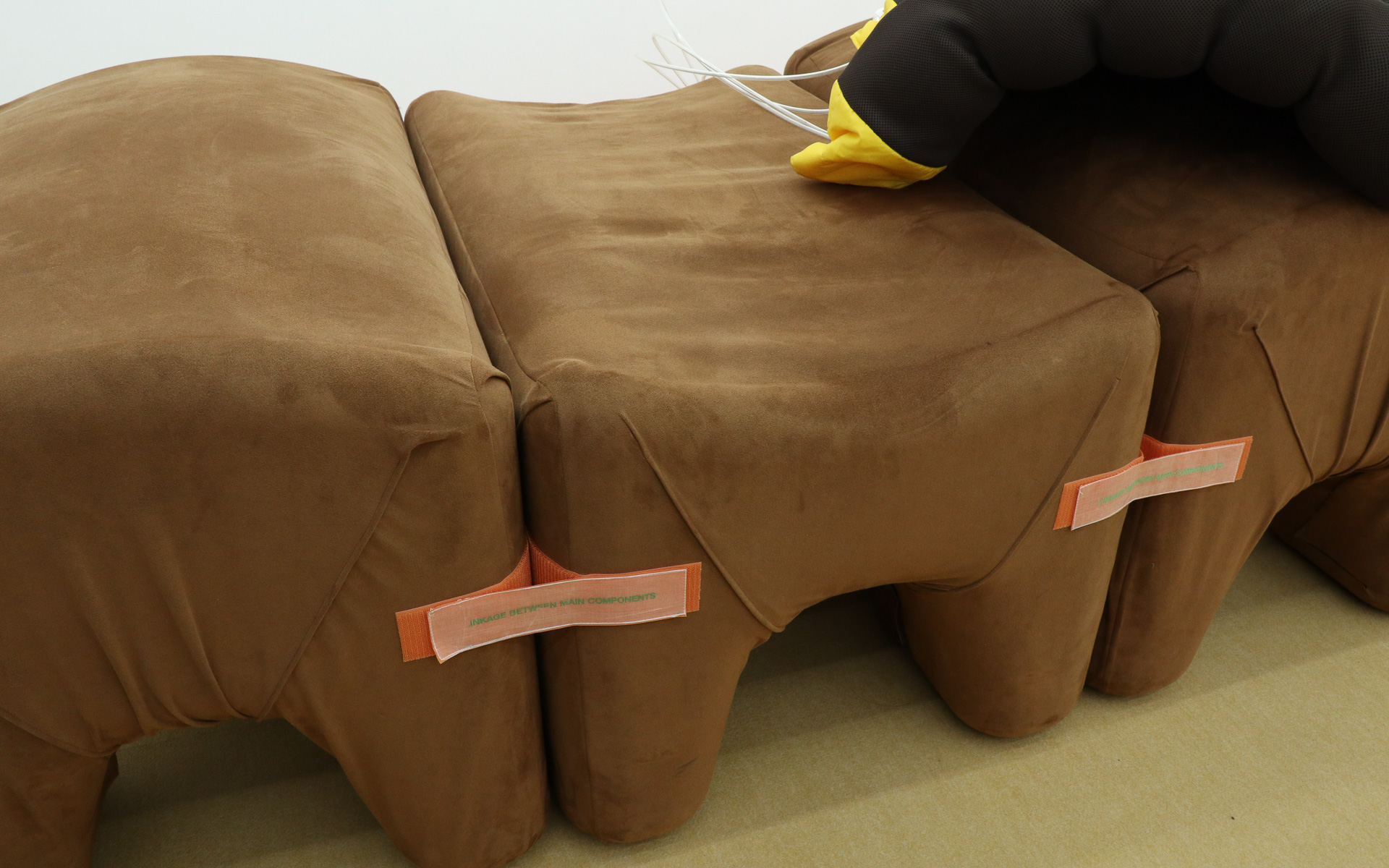 大型のMorphも3つの布製ソファーを接続したようなスタイルで構成