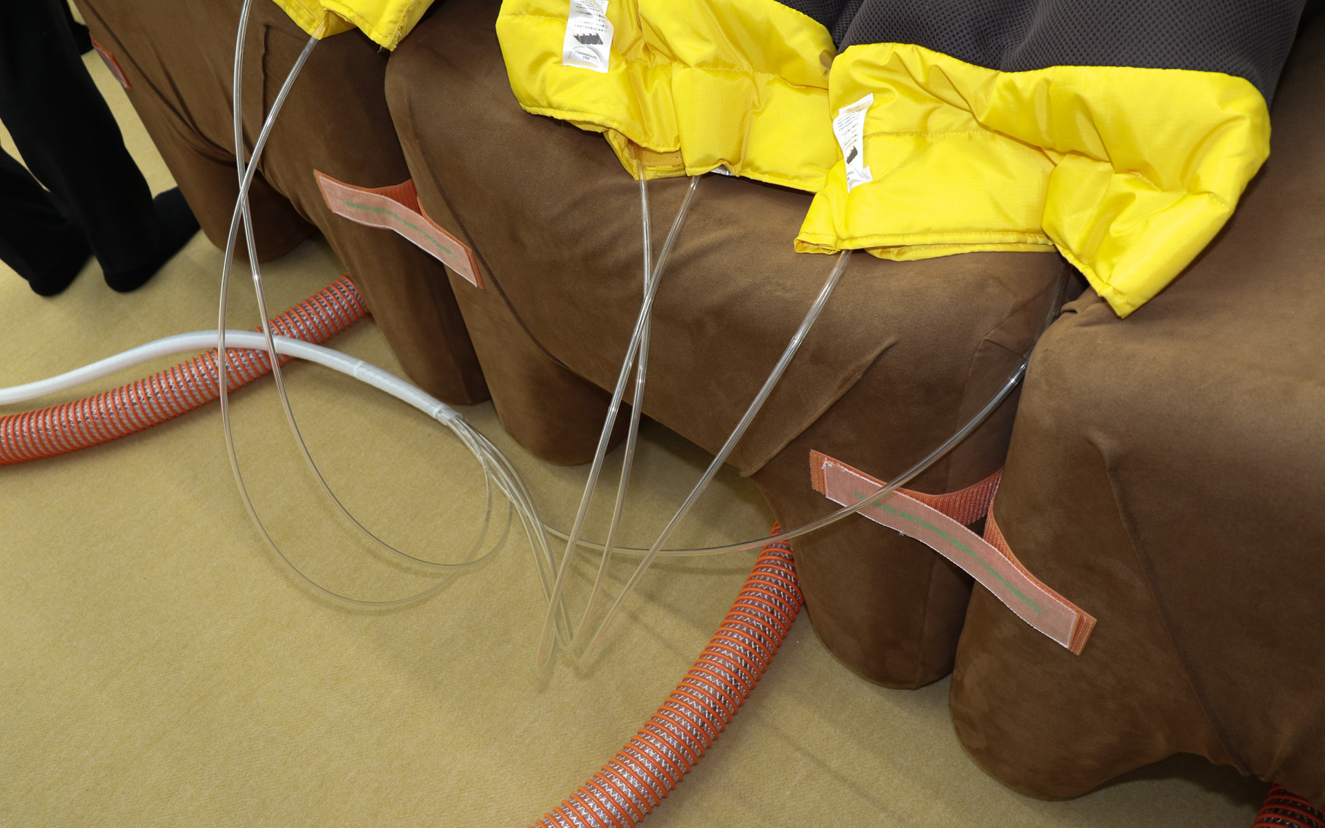 どちらのMorphもチューブで送られるエア圧で駆動する