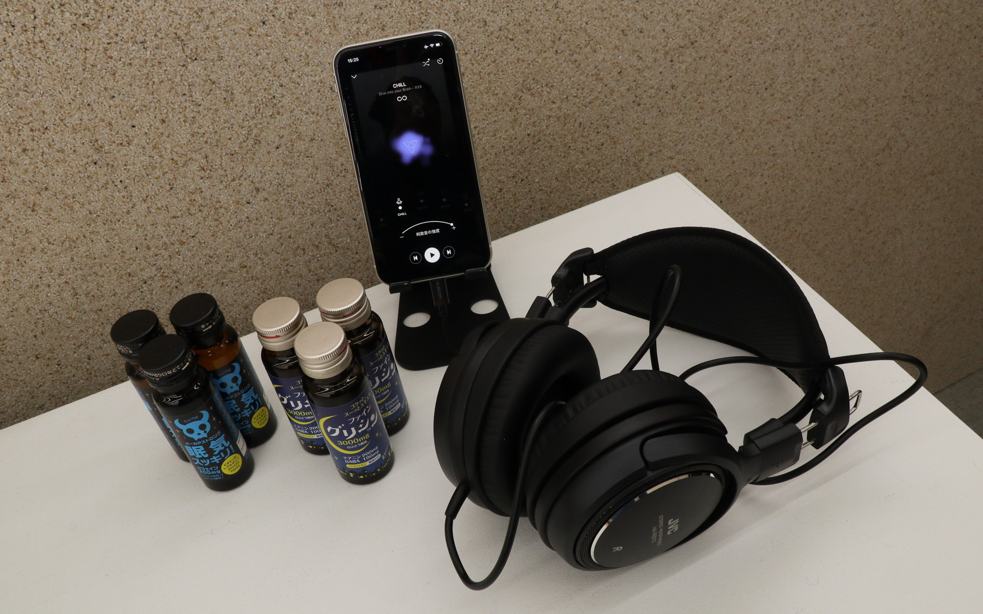 「無前」に提供される「ニューロミュージック」と2種類の栄養ドリンク