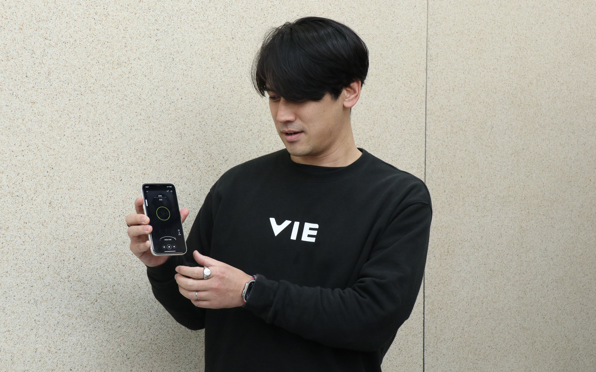 VIEのスマートフォン向け音楽アプリ「VIE Tunes」で脳のシータ波を増幅するよう作曲されたというニューロミュージックを聞き、「無になる手前の状態」に近づけていく