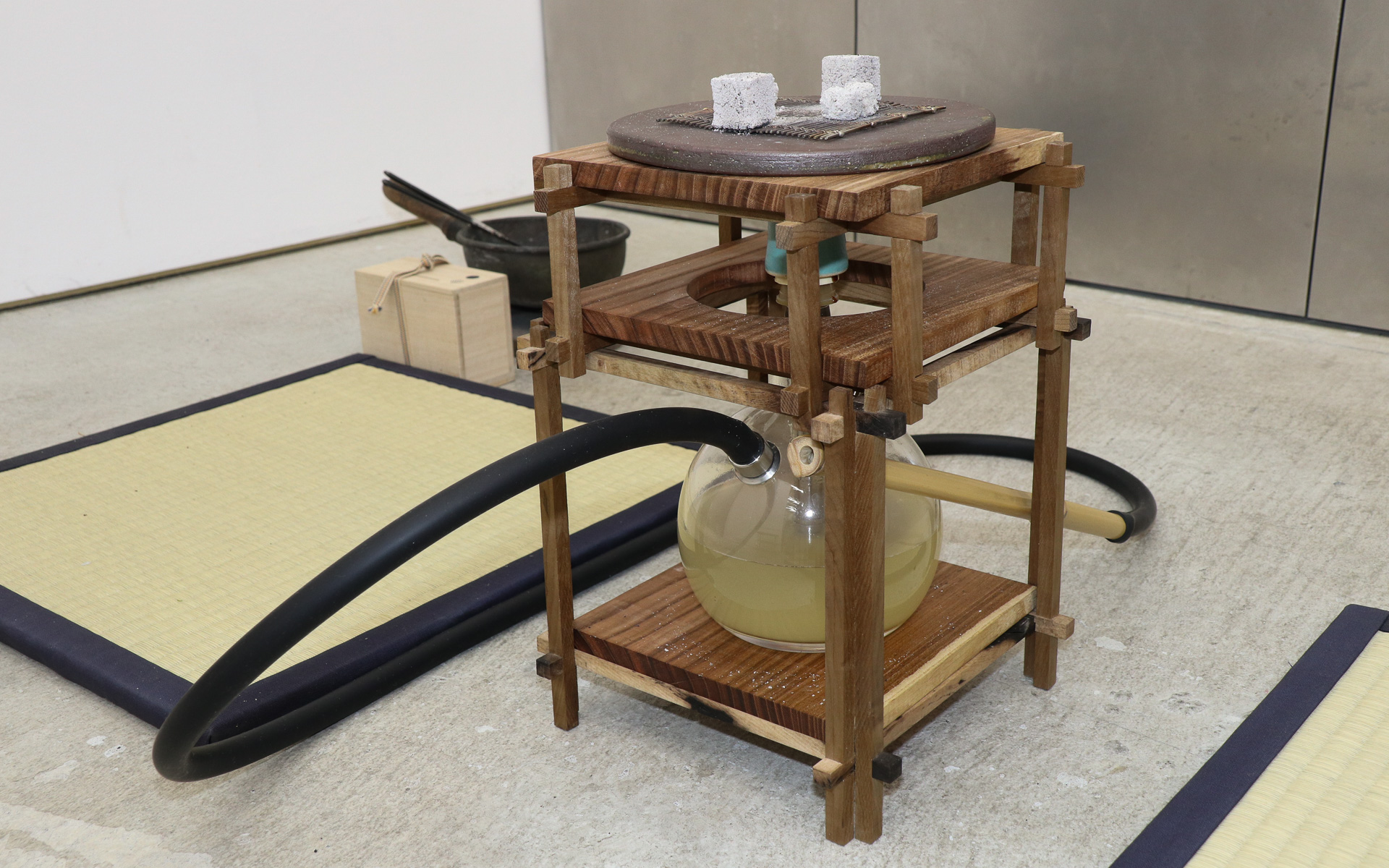 木材を使って組み上げられ、和のテイストを盛り込んだ茶香用のシェーシャ本体。シーシャボウル内の日本茶が炭火で加熱され、フィルターとなるお茶で濾過された煙を吸い込む