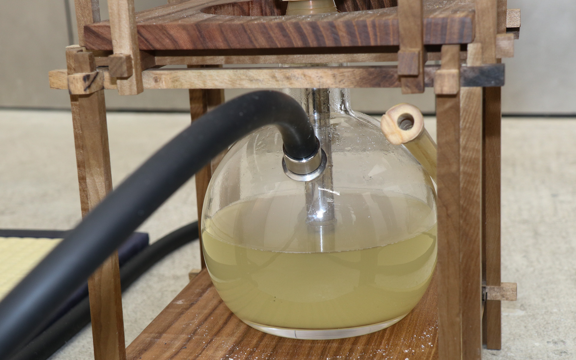 木材を使って組み上げられ、和のテイストを盛り込んだ茶香用のシェーシャ本体。シーシャボウル内の日本茶が炭火で加熱され、フィルターとなるお茶で濾過された煙を吸い込む