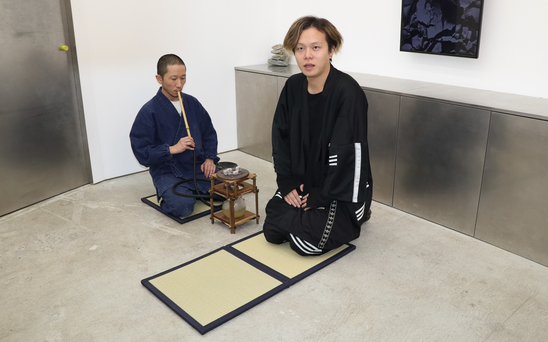 会場では用意されたござマットに正座して茶香を楽しむ