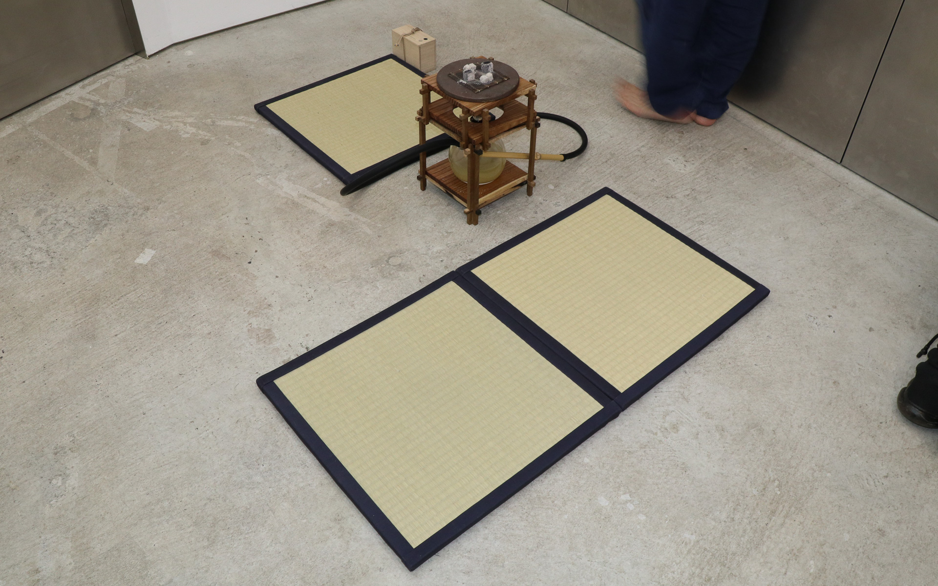 会場では用意されたござマットに正座して茶香を楽しむ