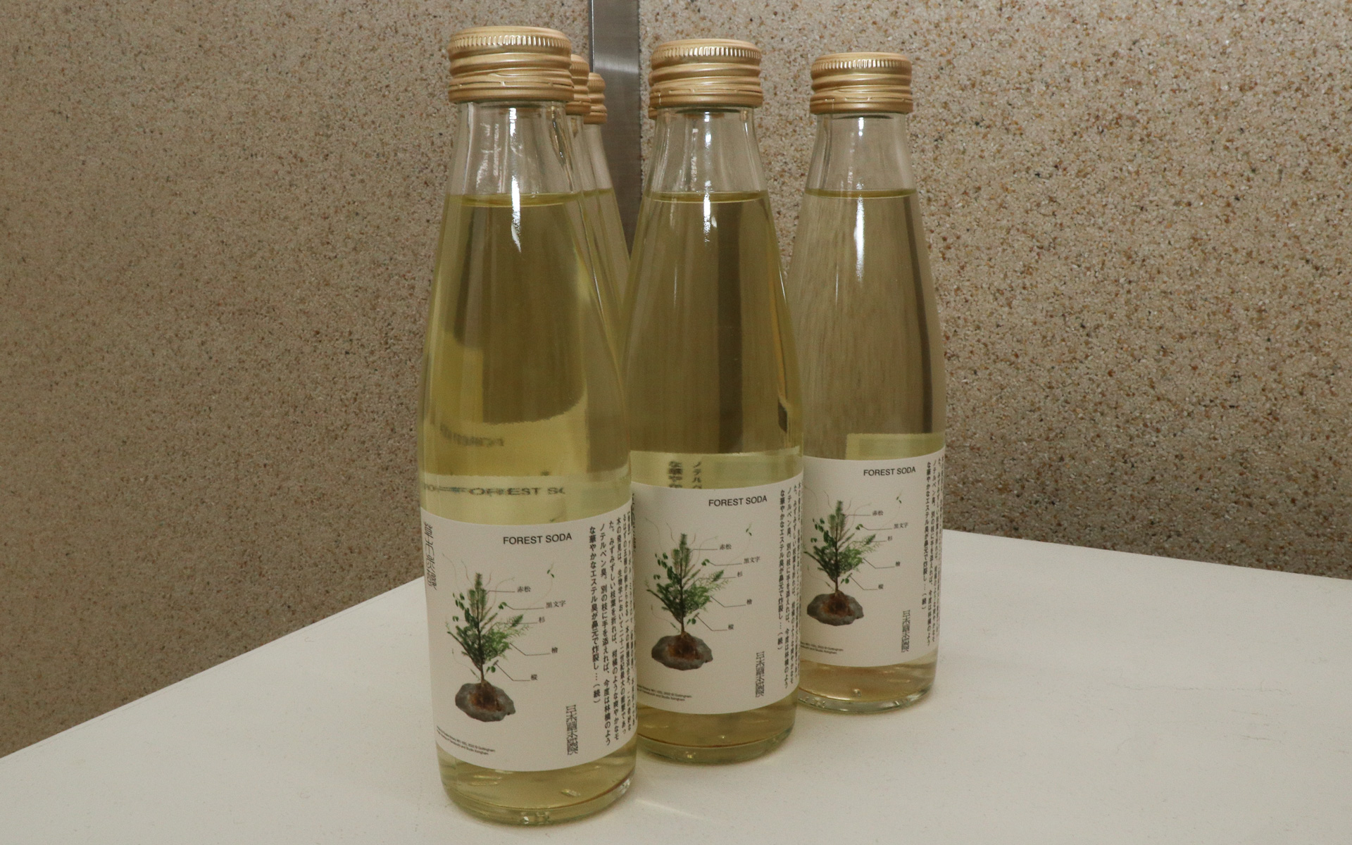 ヒノキや杉、モミ、アカマツ、黒文字の5種類を主な原材料として使用する「草木炭酸フォレストソーダ」