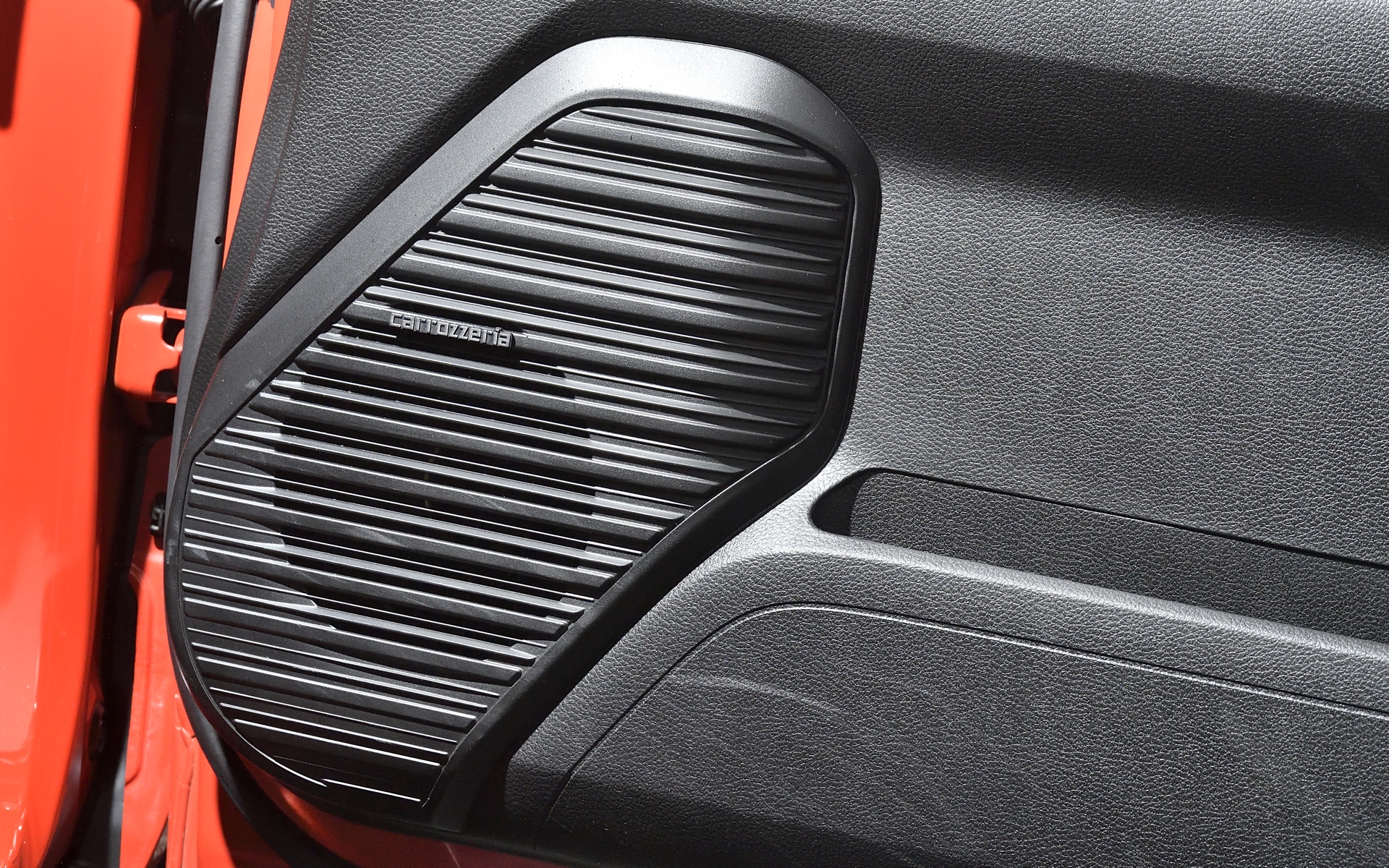 ウーファーとトゥイーターがさりげなく装着されている