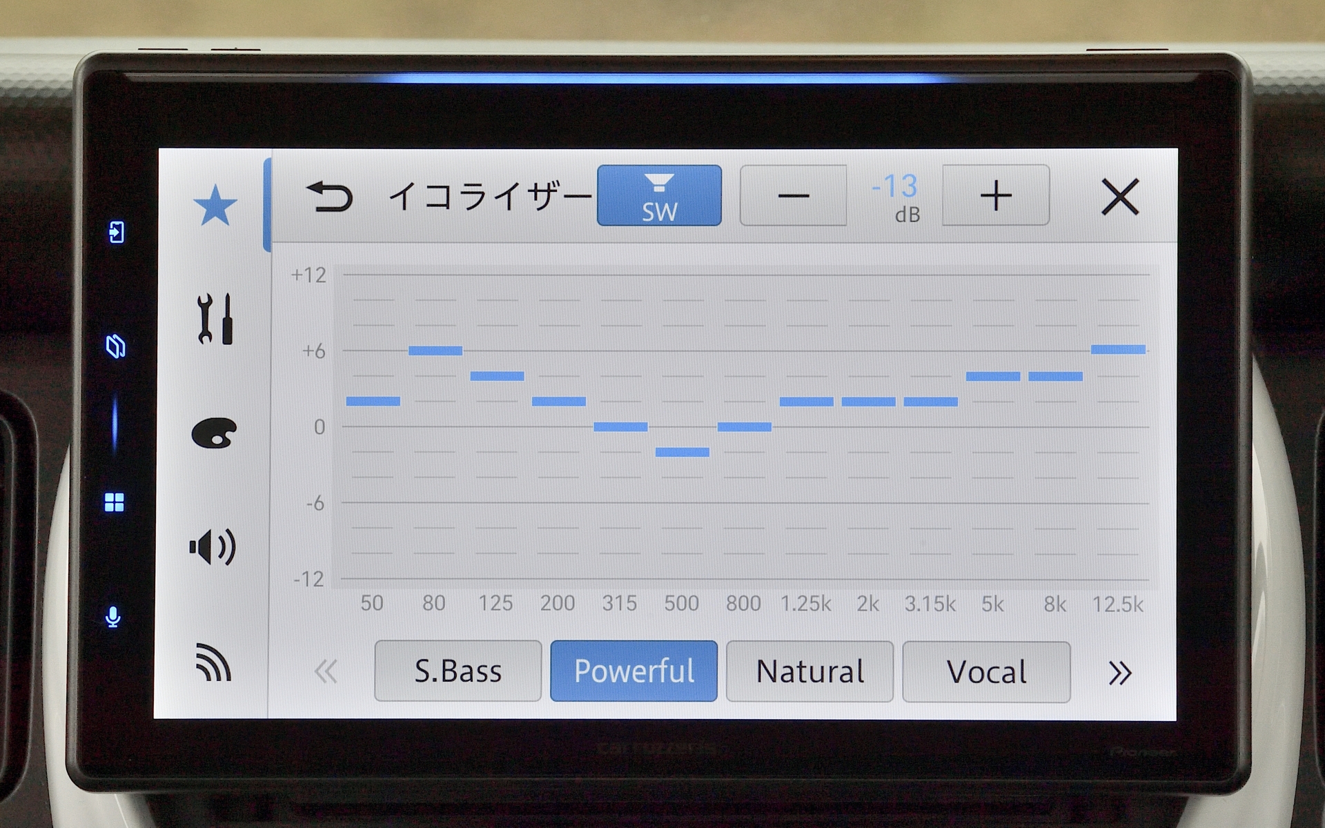 イコライザーはフラットをはじめ数種類のプリセットを選択できるほか、ユーザー定義のカスタム設定も可能