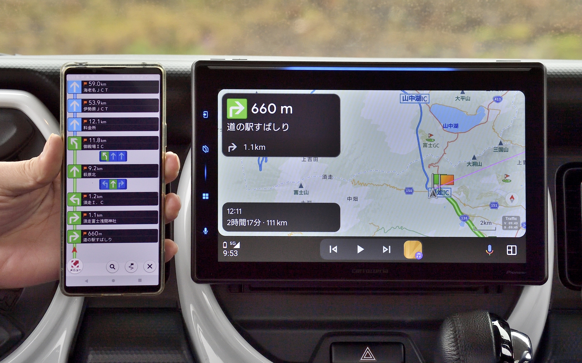 ナビ中はスマホとのデュアルスクリーンで情報量が倍増
