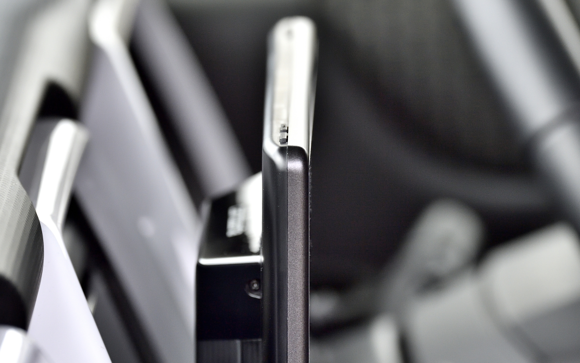 2パターンの塗装を使い分け、より薄い印象を与える外観とした