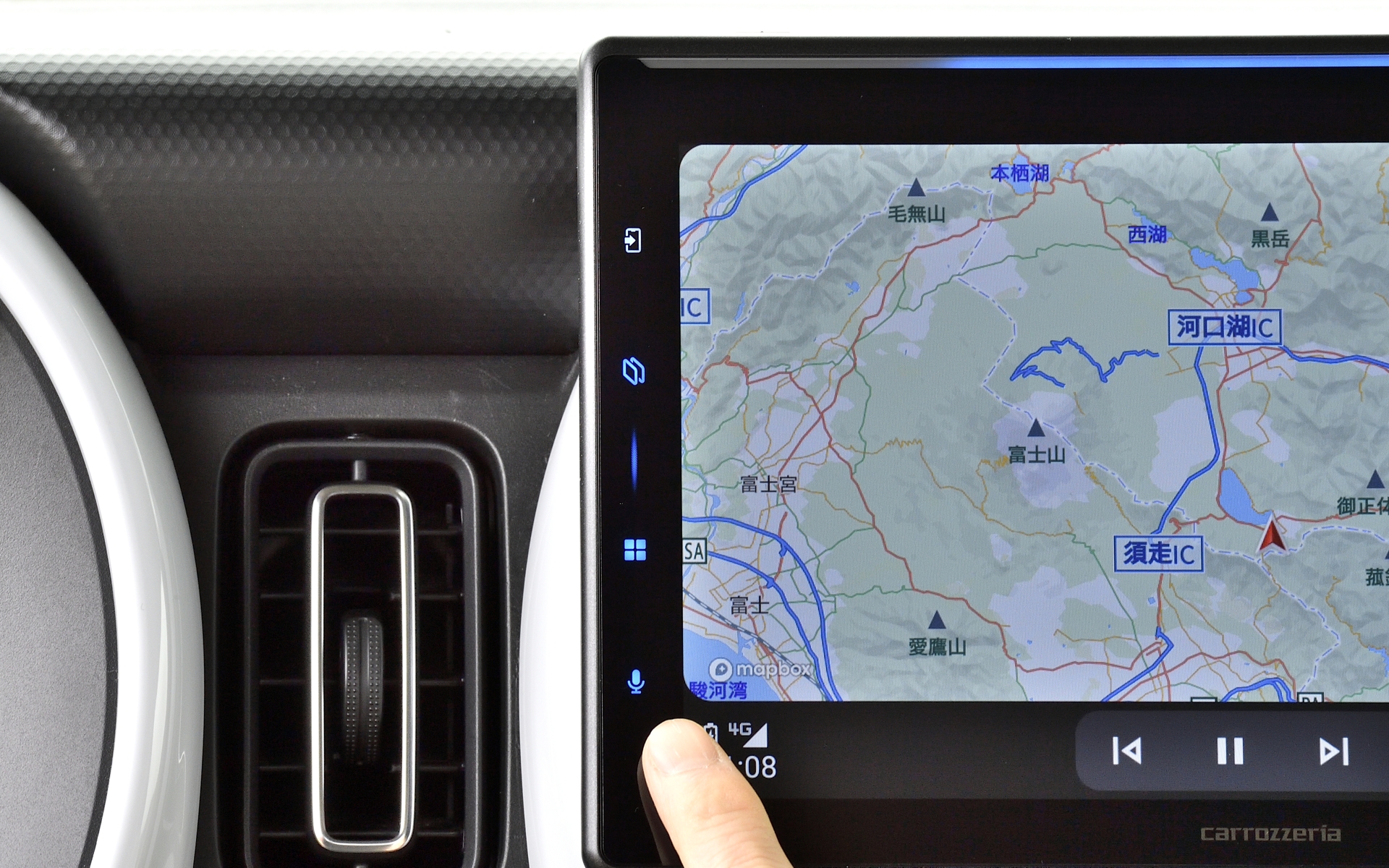 タッチセンサー式の物理キーを画面外に用意。ここも車載カーナビのような確実な操作性を実現してくれる工夫の1つ