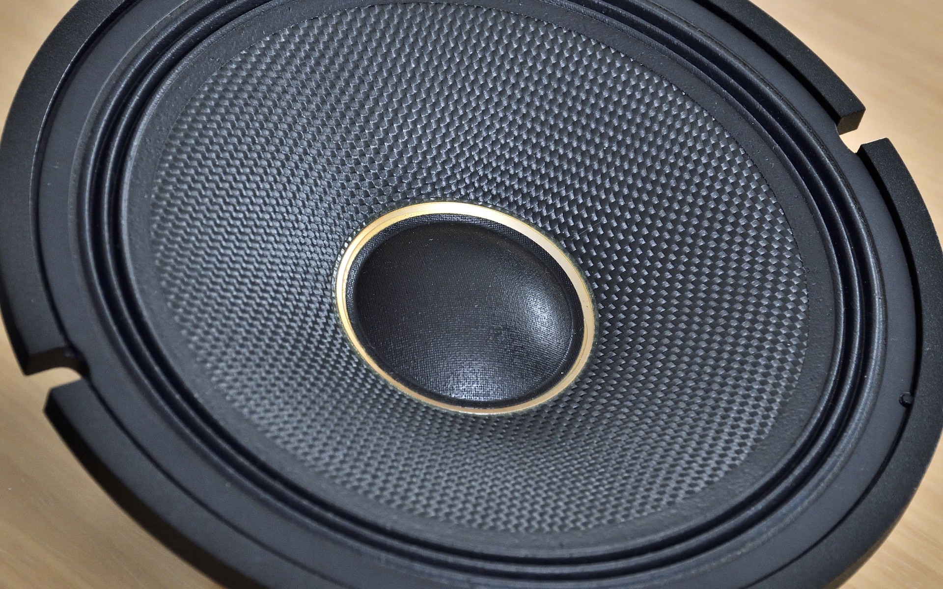 「アラミドファイバーコーン」と「アルミブレース」を採用