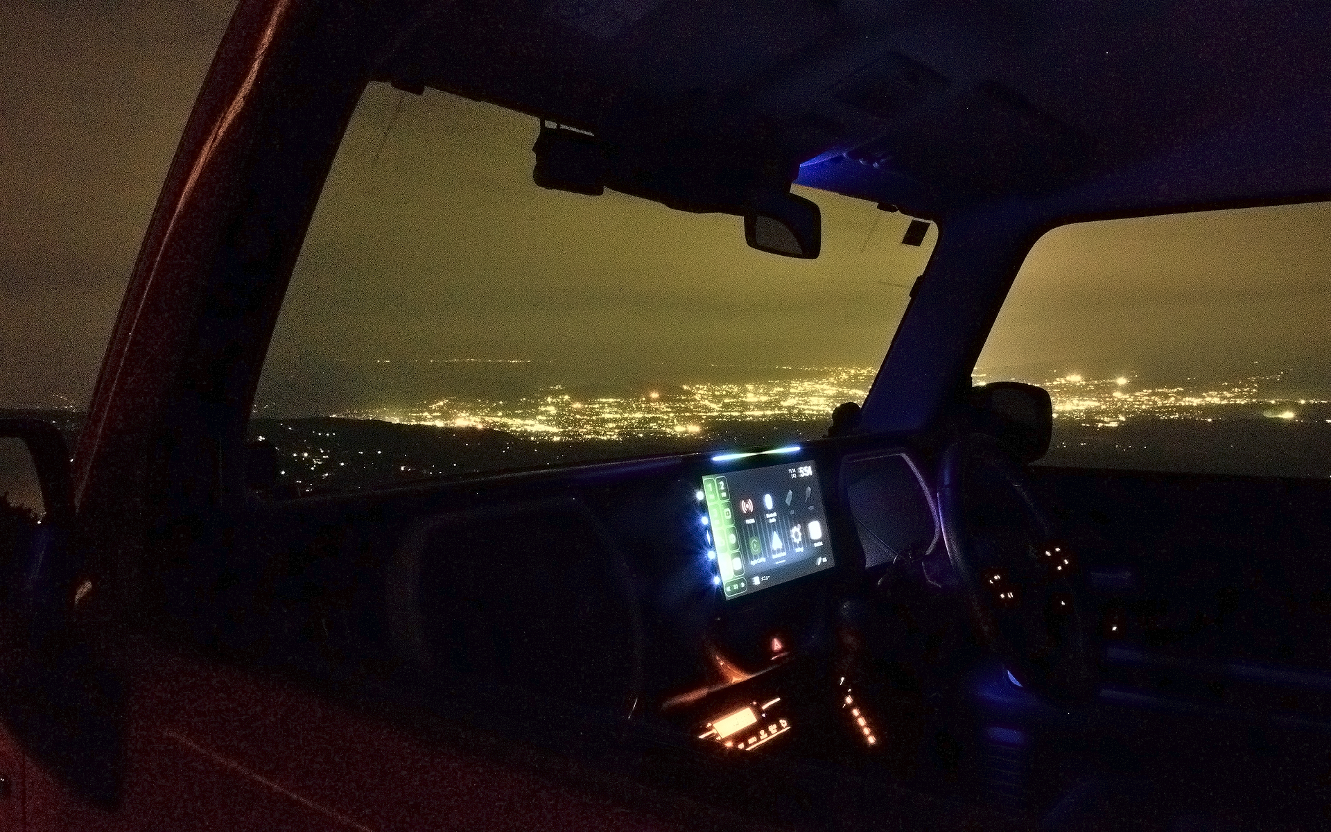 ルミナスバーの明滅は夜景にもマッチする