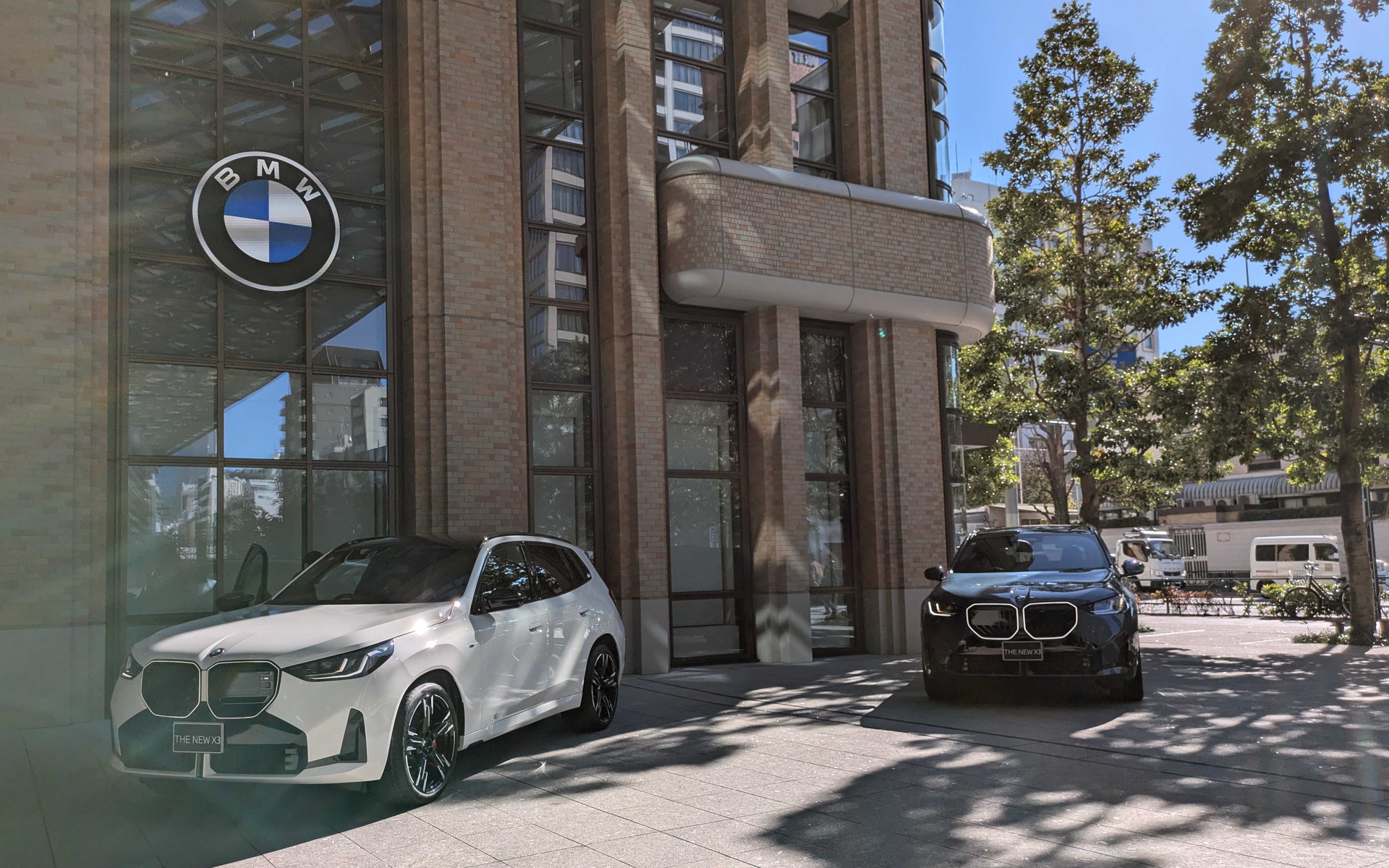 発表会ではブランドストアFREUDE by BMWの表にも2台の新型X3が展示された