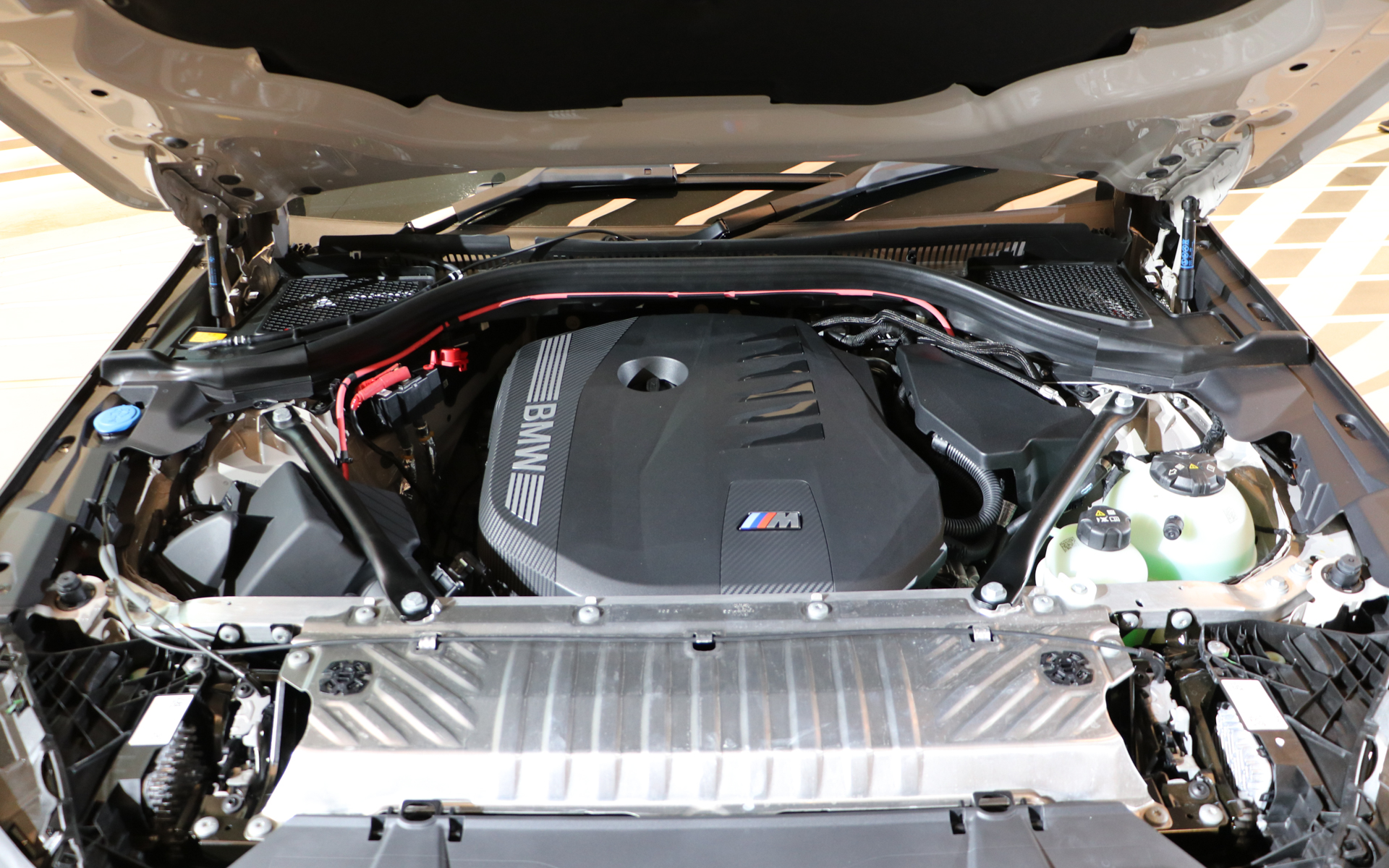 直列6気筒3.0リッターガソリンターボエンジンは、最高出力280kW/5500rpm、最大トルク540Nm/1900-4800rpmを発生。48Vマイルドハイブリッドシステムを組み合わせ、システムトータル最高出力293kW/最大トルク580Nmを実現