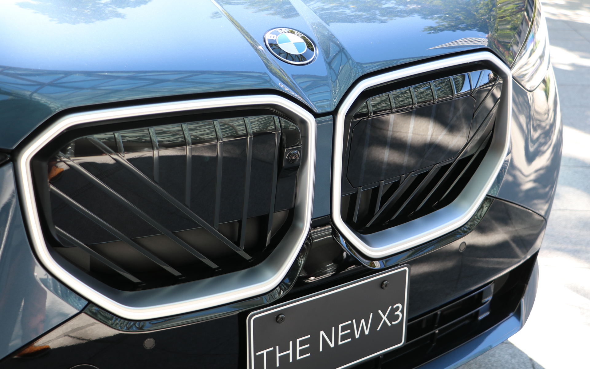 キドニーグリル内に斜めのラインが新たに採用された