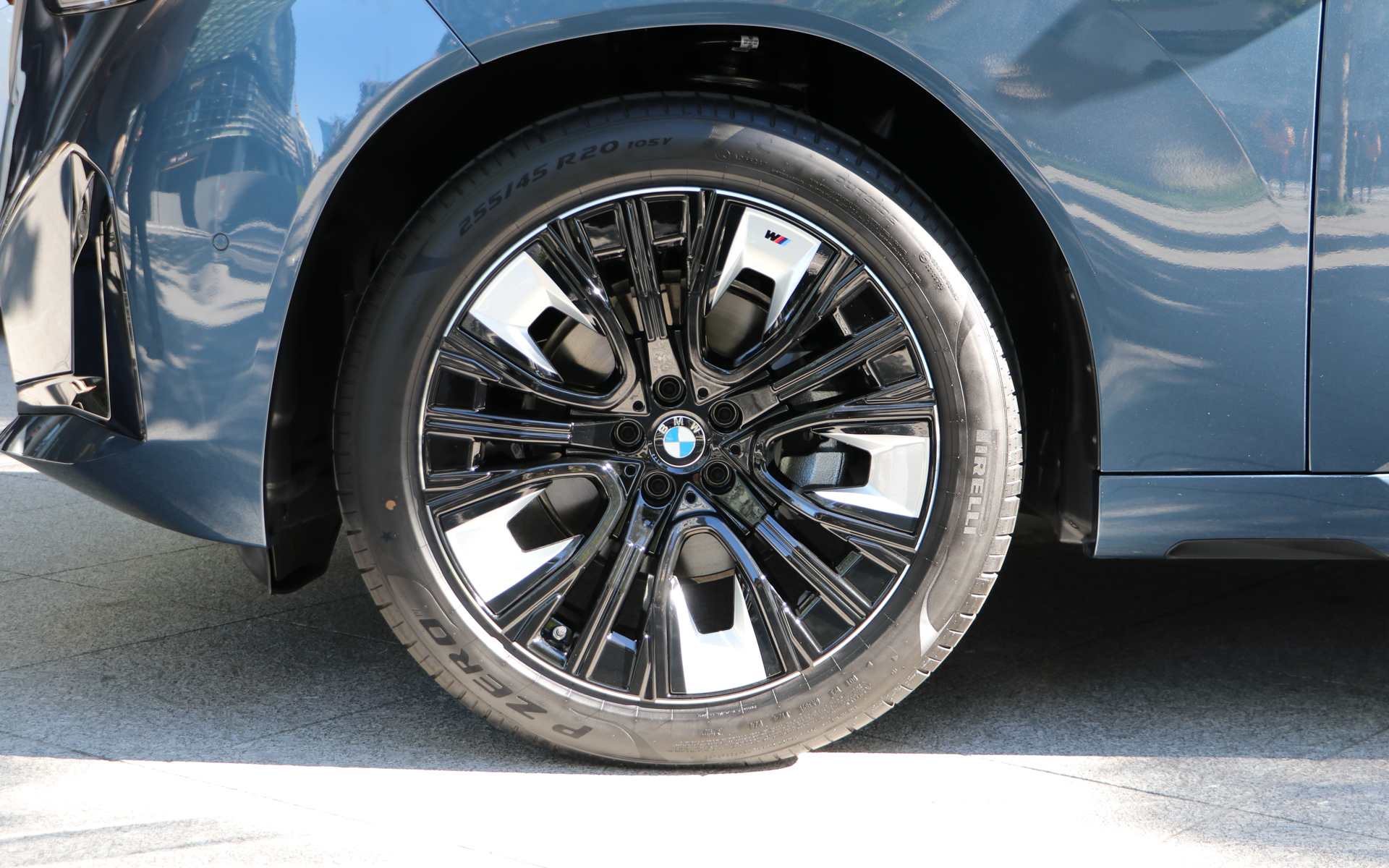 オプションの20インチ「M エアロダイナミック・ホイール906M バイカラー」。ホイールは19インチが2種、20インチが3種、21インチが1種の計6種類ある