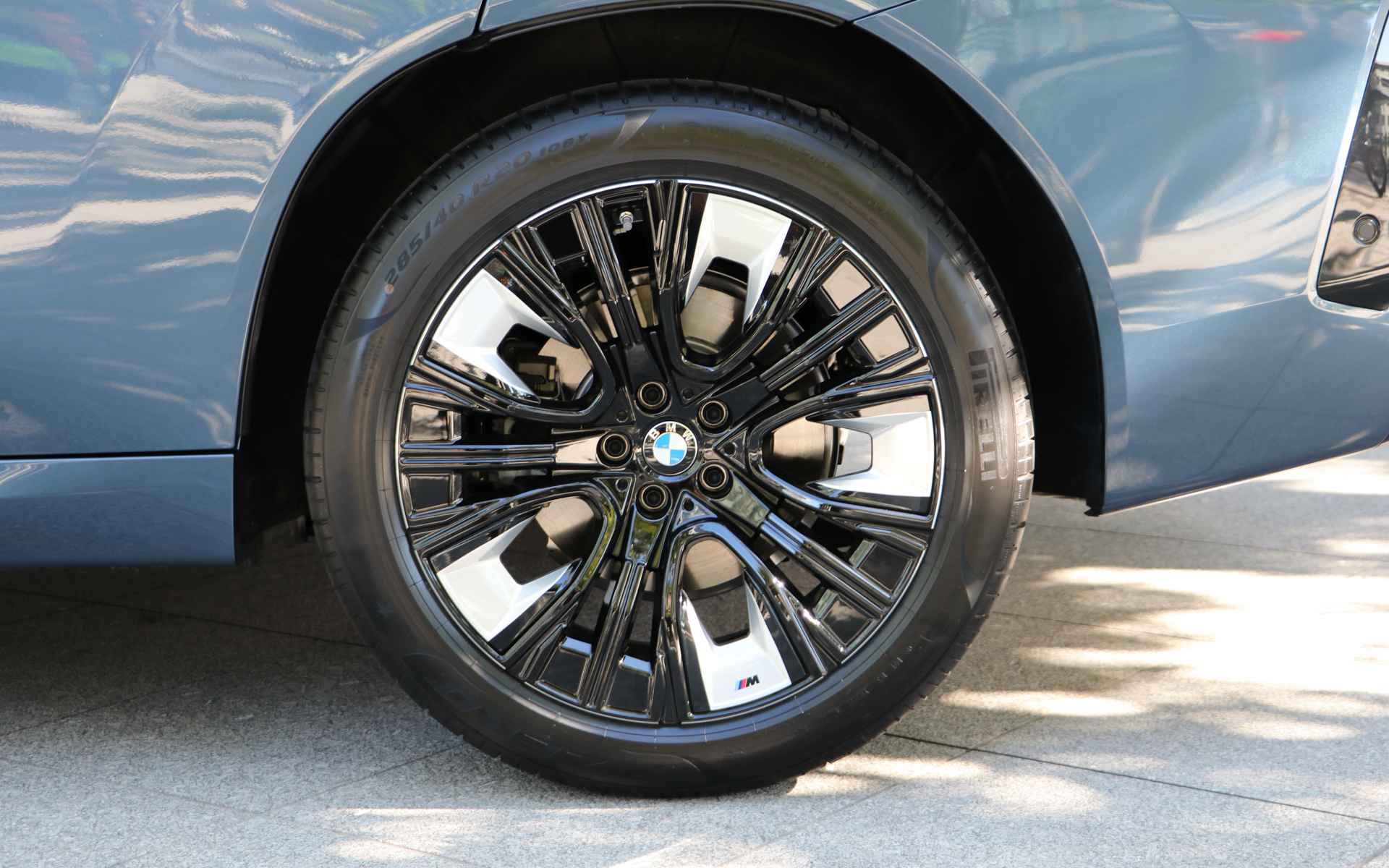 オプションの20インチ「M エアロダイナミック・ホイール906M バイカラー」。ホイールは19インチが2種、20インチが3種、21インチが1種の計6種類ある