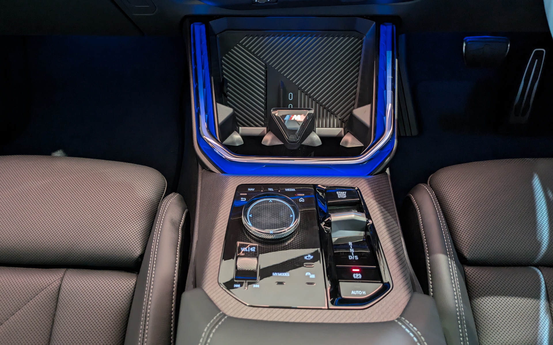 ガラス仕上げのダイヤル式iDriveコントローラーをセンターコンソールに配置