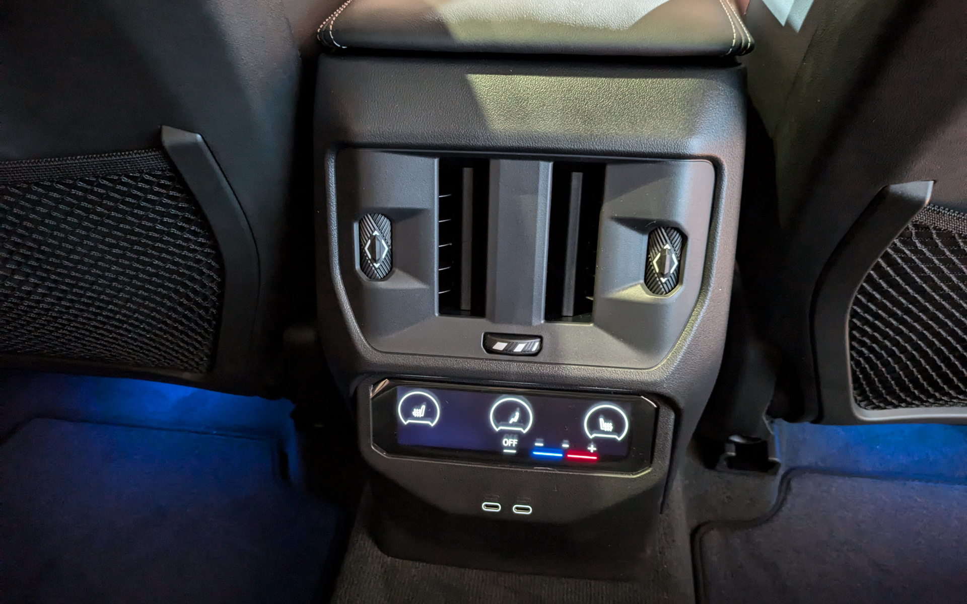 後席用のエアコン送風口と充電用USB Type-Cポートを2つ完備