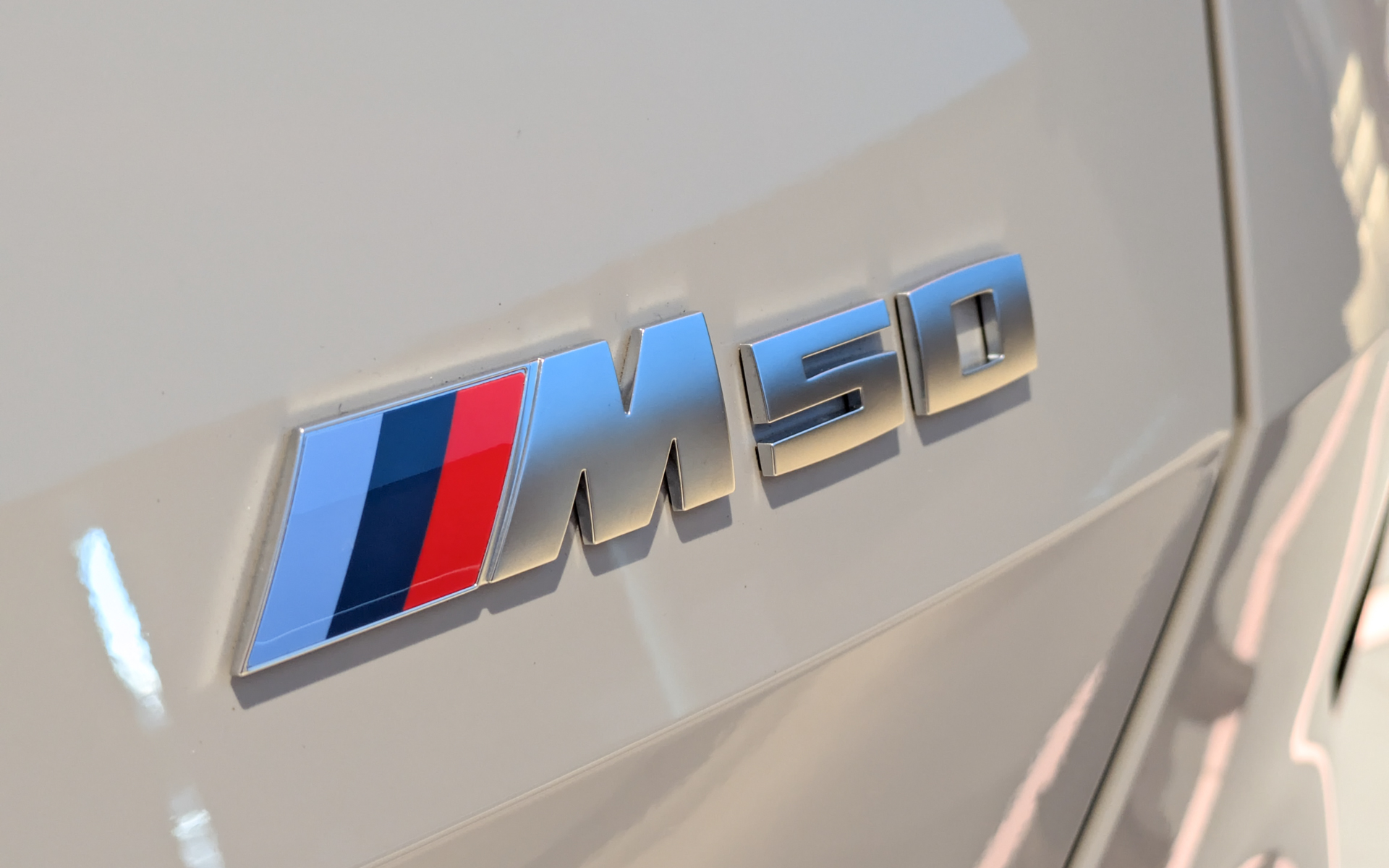 M50のエンブレム