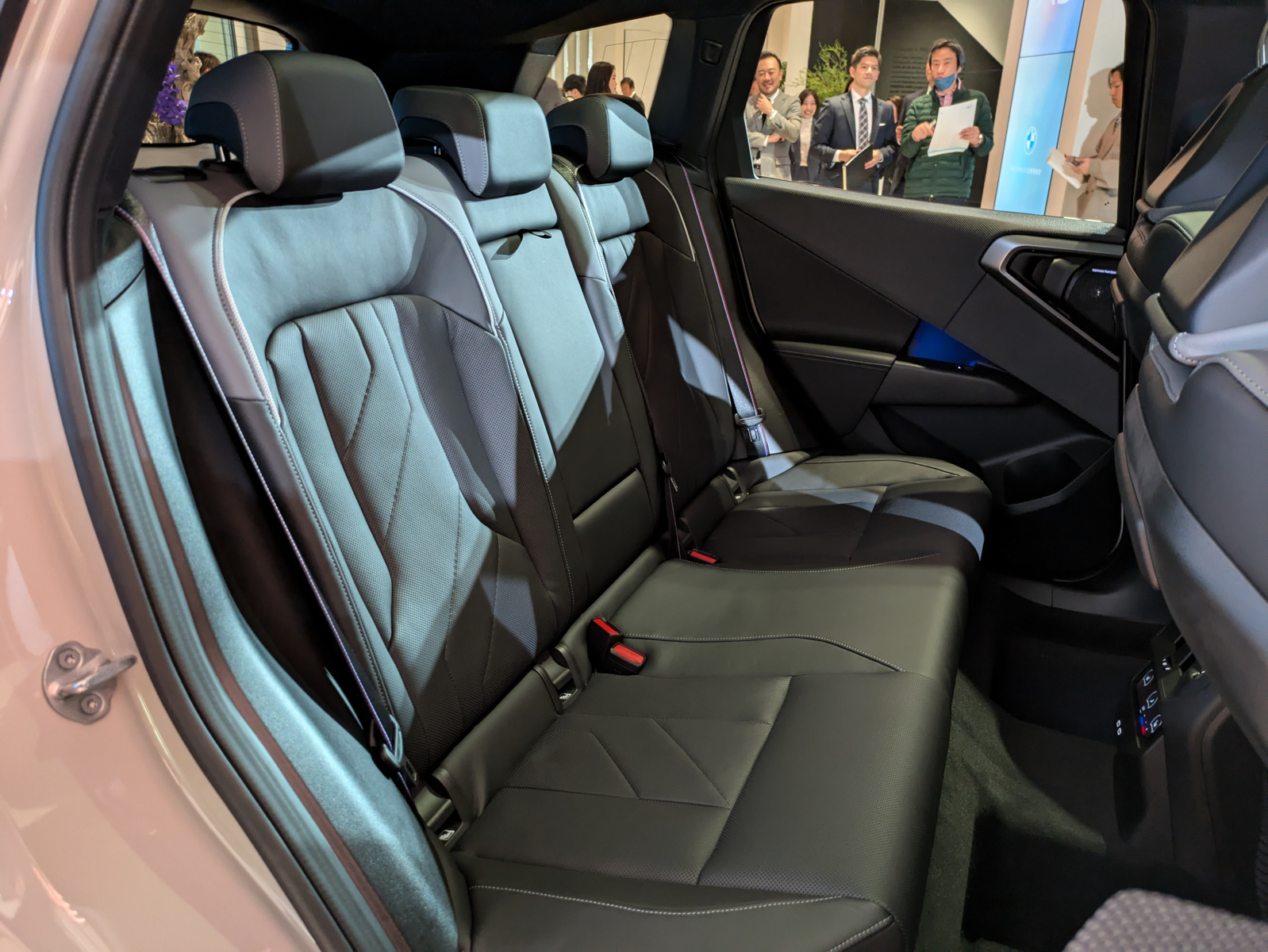 リアシートは4：2：4の可倒式