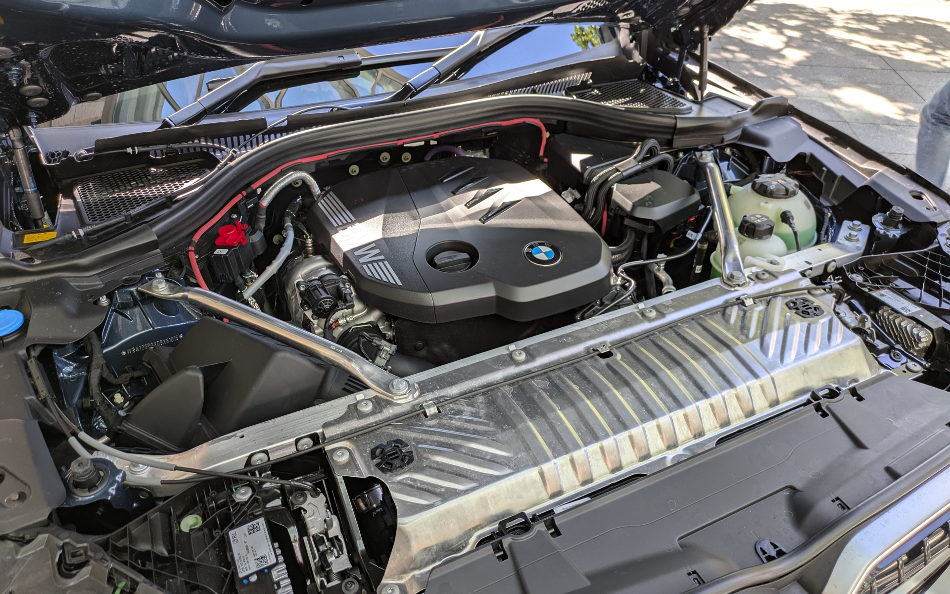 搭載する直列4気筒2.0リッターディーゼルターボエンジンは、最高出力145kW/4000rpm、最大トルク400Nm/1500-2750rpmを発生。48Vマイルドハイブリッドシステムを組み合わせ、システムトータル最高出力145kW/最大トルク400Nmを実現