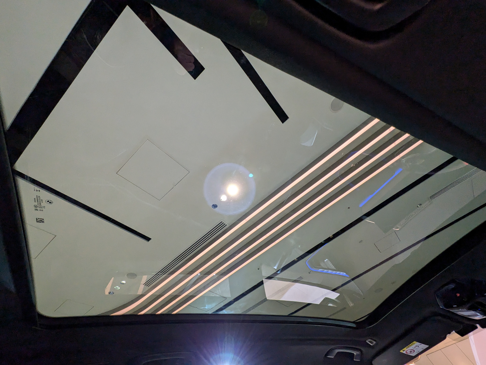 パノラマガラスサンルーフ（ブラインド付き）はオプション設定