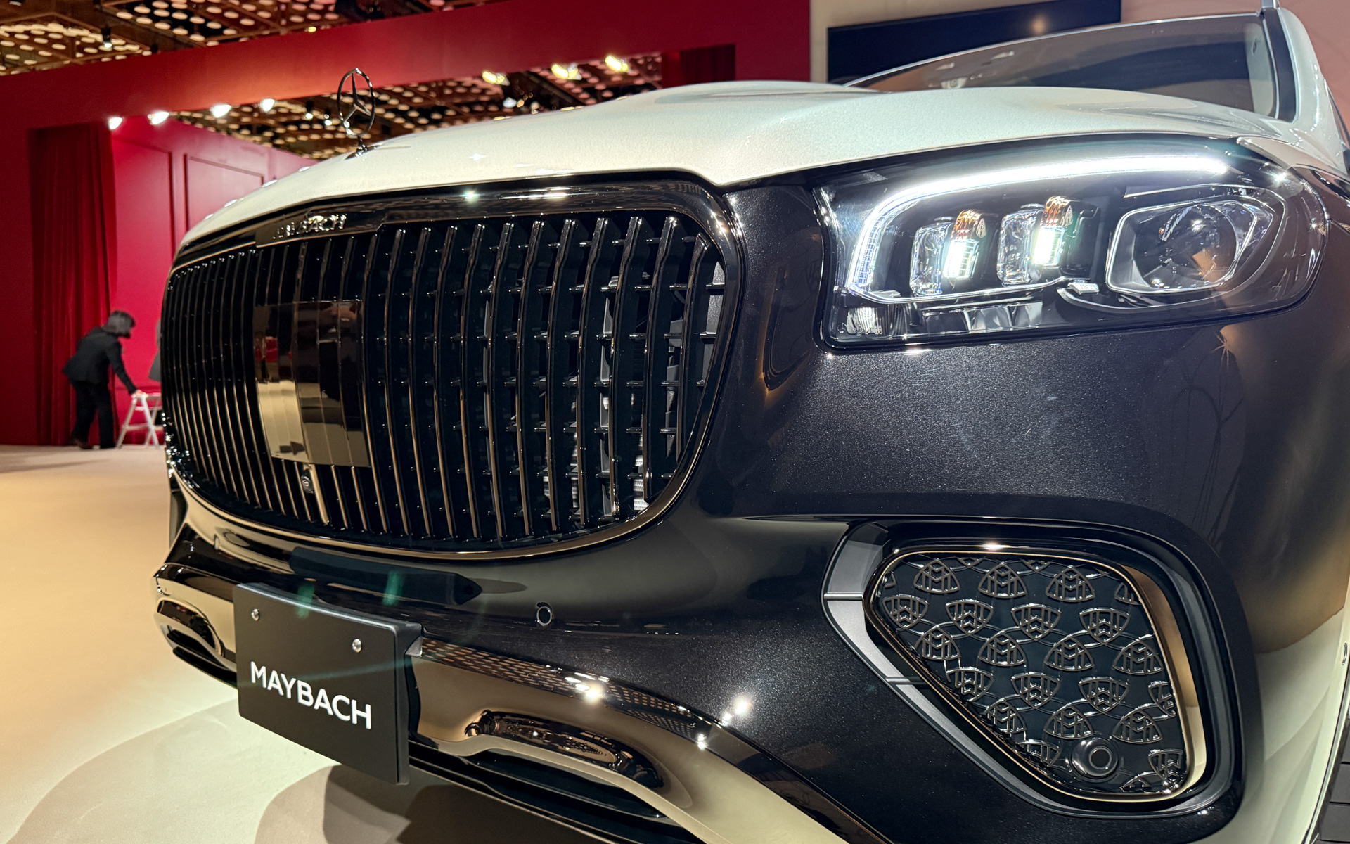 同日発表されたメルセデス・マイバッハ特別仕様車「メルセデス・マイバッハ GLS Night Edition」も展示された