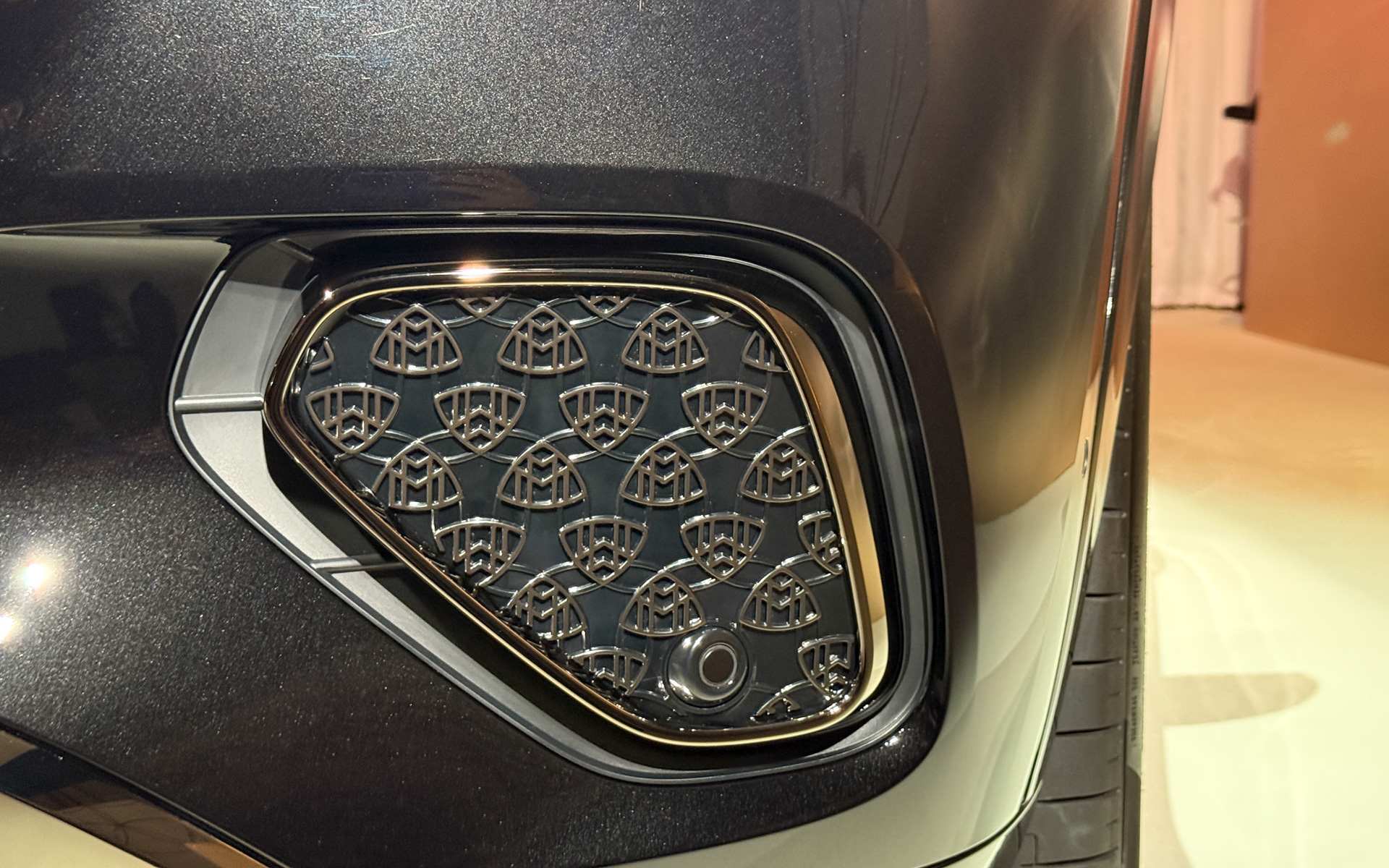 同日発表されたメルセデス・マイバッハ特別仕様車「メルセデス・マイバッハ GLS Night Edition」も展示された