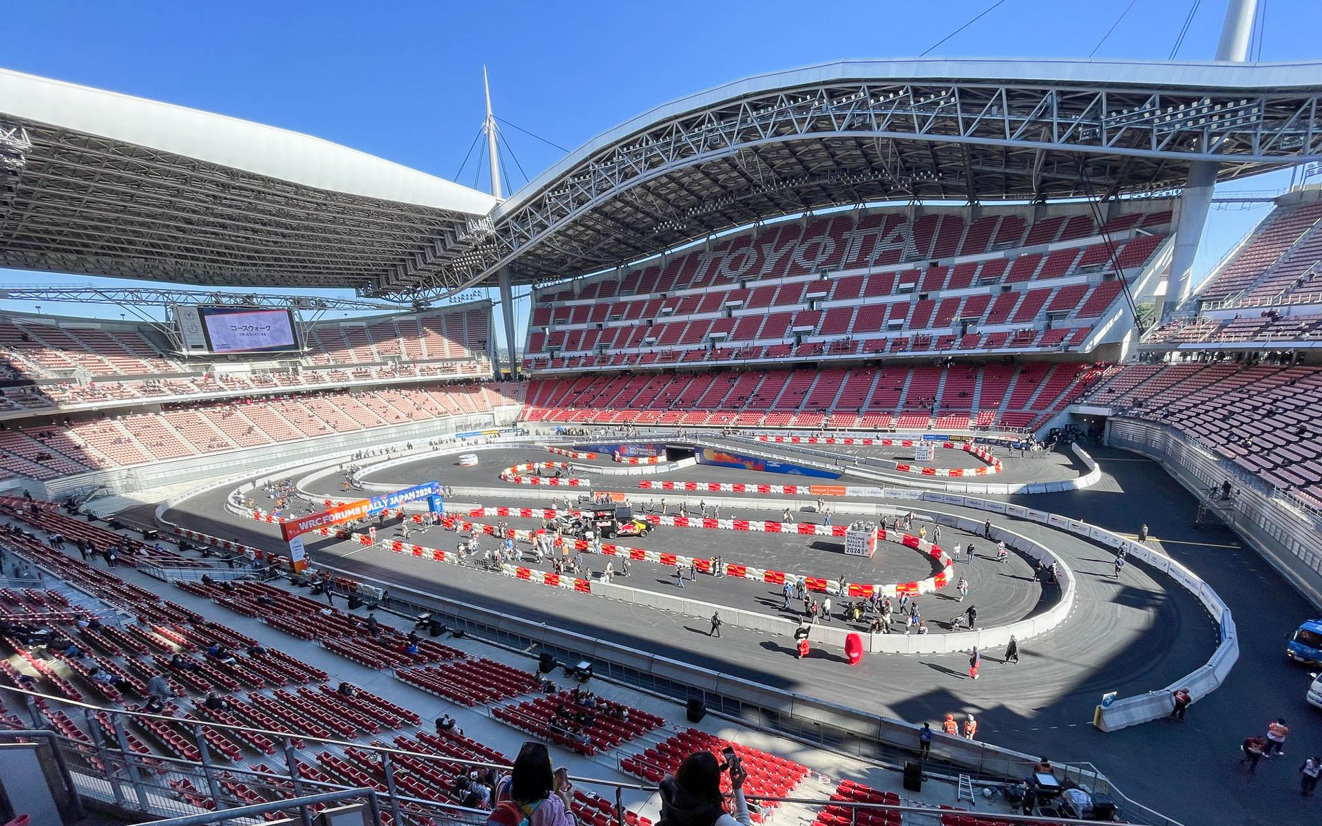 名古屋グランパスの本拠地でもある豊田スタジアム。いつもはアスリートが走り回るピッチをラリー車が駆け回る