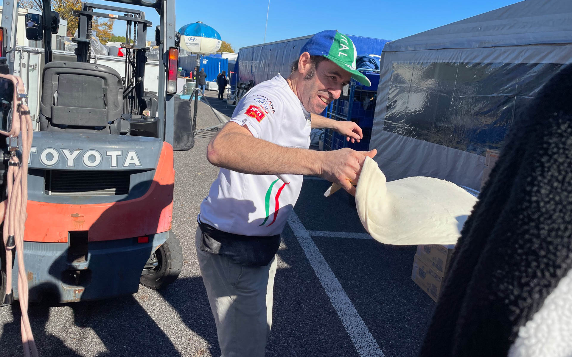 ヒョンデチームに帯同して世界を回るシェフ。突然訪ねてきた取材陣にこんな技を見せてくれました。サービス精神旺盛です。グラッツェ!!