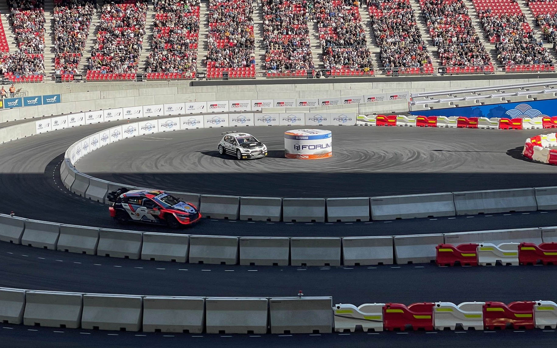 スーパーSS。手前はヌービル選手のヒョンデ・i20 N ラリー1。360度ターンに入ろうとしているのはWRC2の優勝者で「藤原とうふ店」シトロエンC3ラリー2のニコライ・グリアジン選手