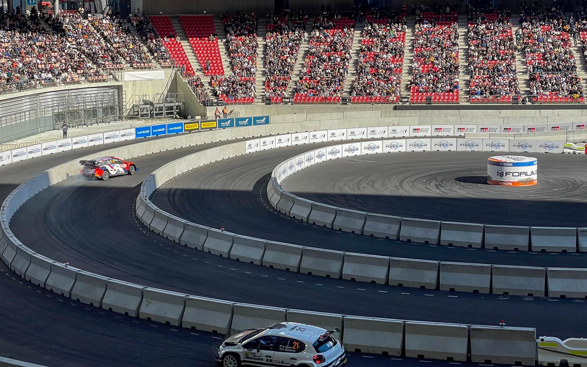 1コーナー。ラリー1とラリー2の違いは歴然。ヒョンデのヌービル選手はこの直前ウォールに左後ろをヒットした