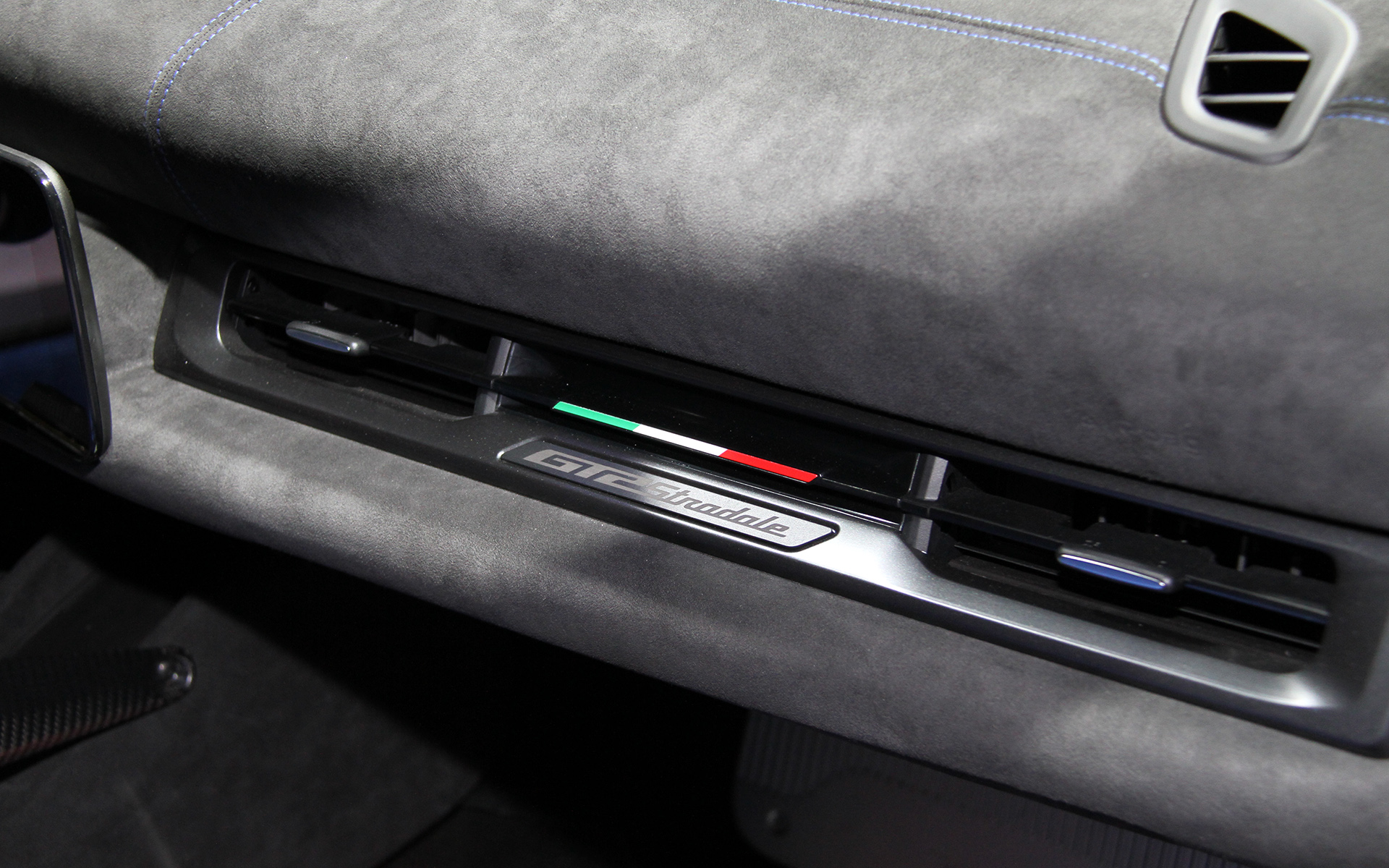 サベルトのカーボンファイバー製ダブルシェルシートが目を引くインテリア