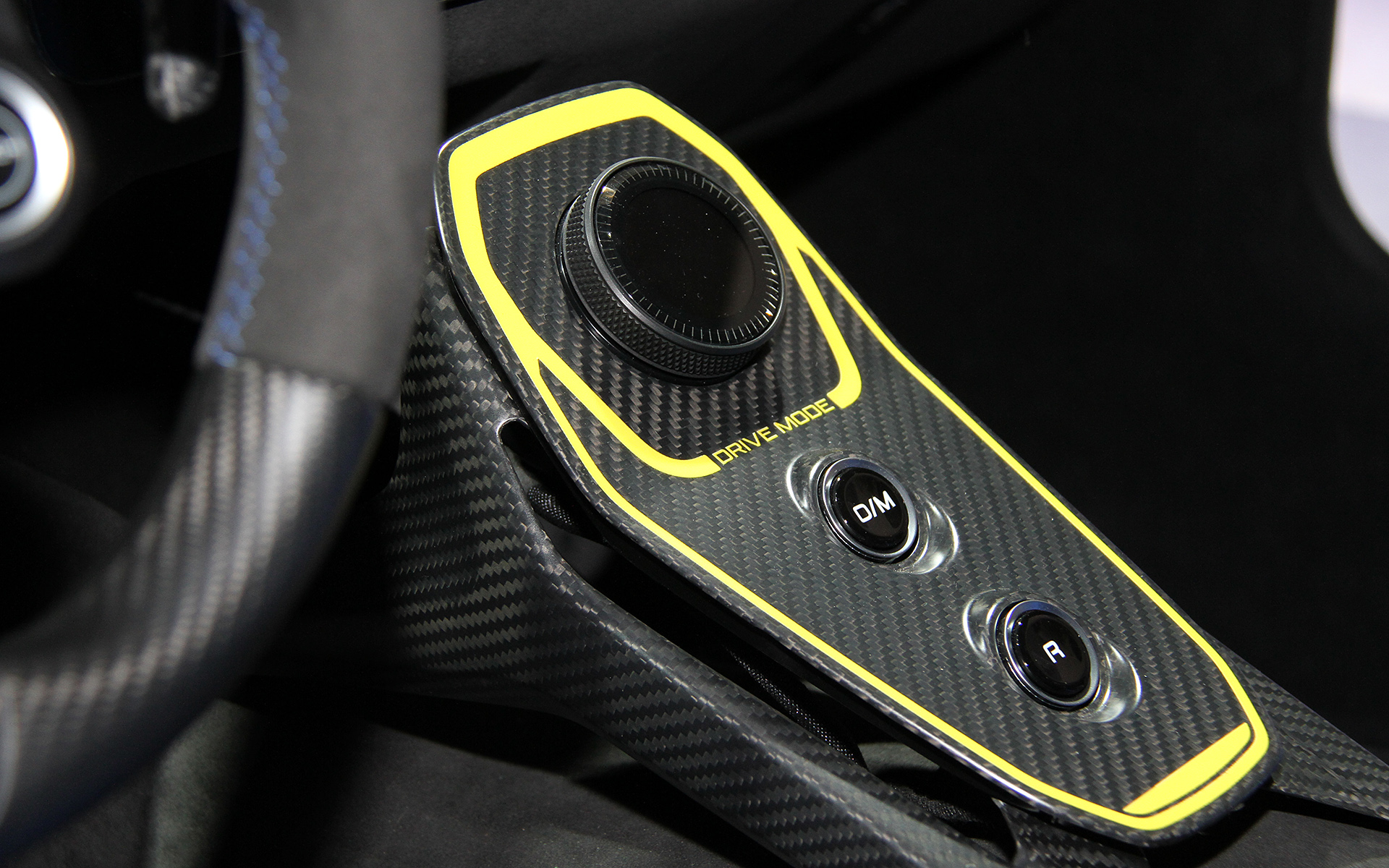 サベルトのカーボンファイバー製ダブルシェルシートが目を引くインテリア