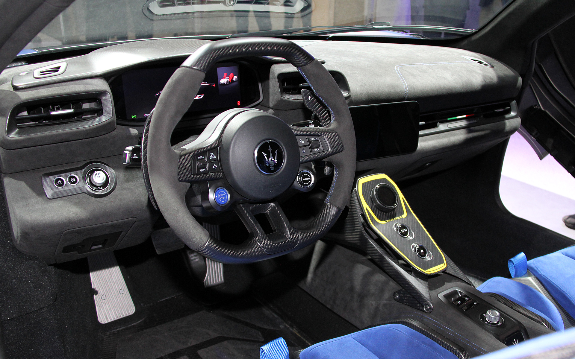 サベルトのカーボンファイバー製ダブルシェルシートが目を引くインテリア