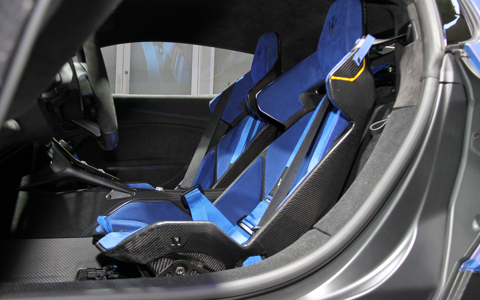 サベルトのカーボンファイバー製ダブルシェルシートが目を引くインテリア