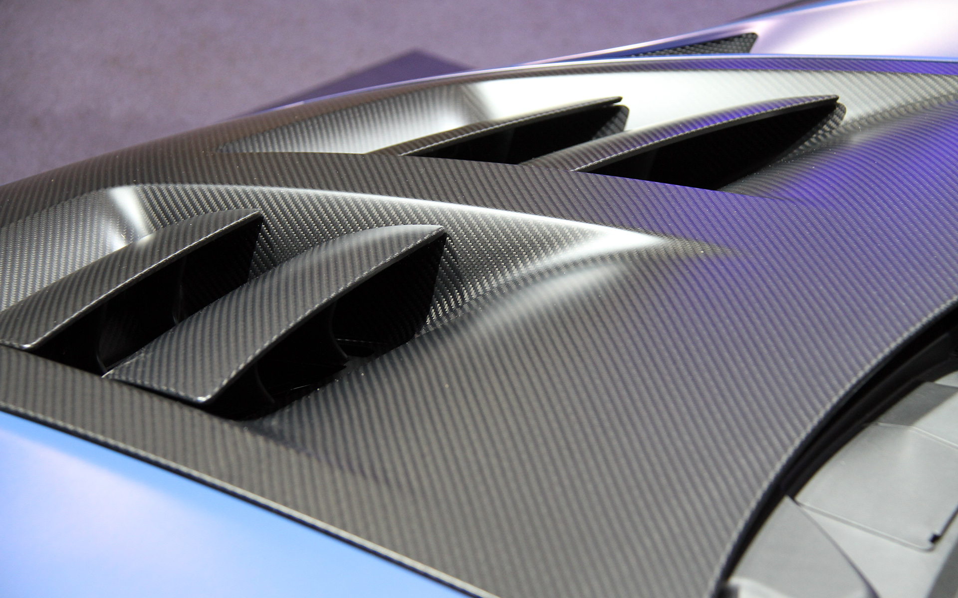 空力を追求するとともに、カーボンパーツの多用などによりMC20比で59kgの軽量化にも成功