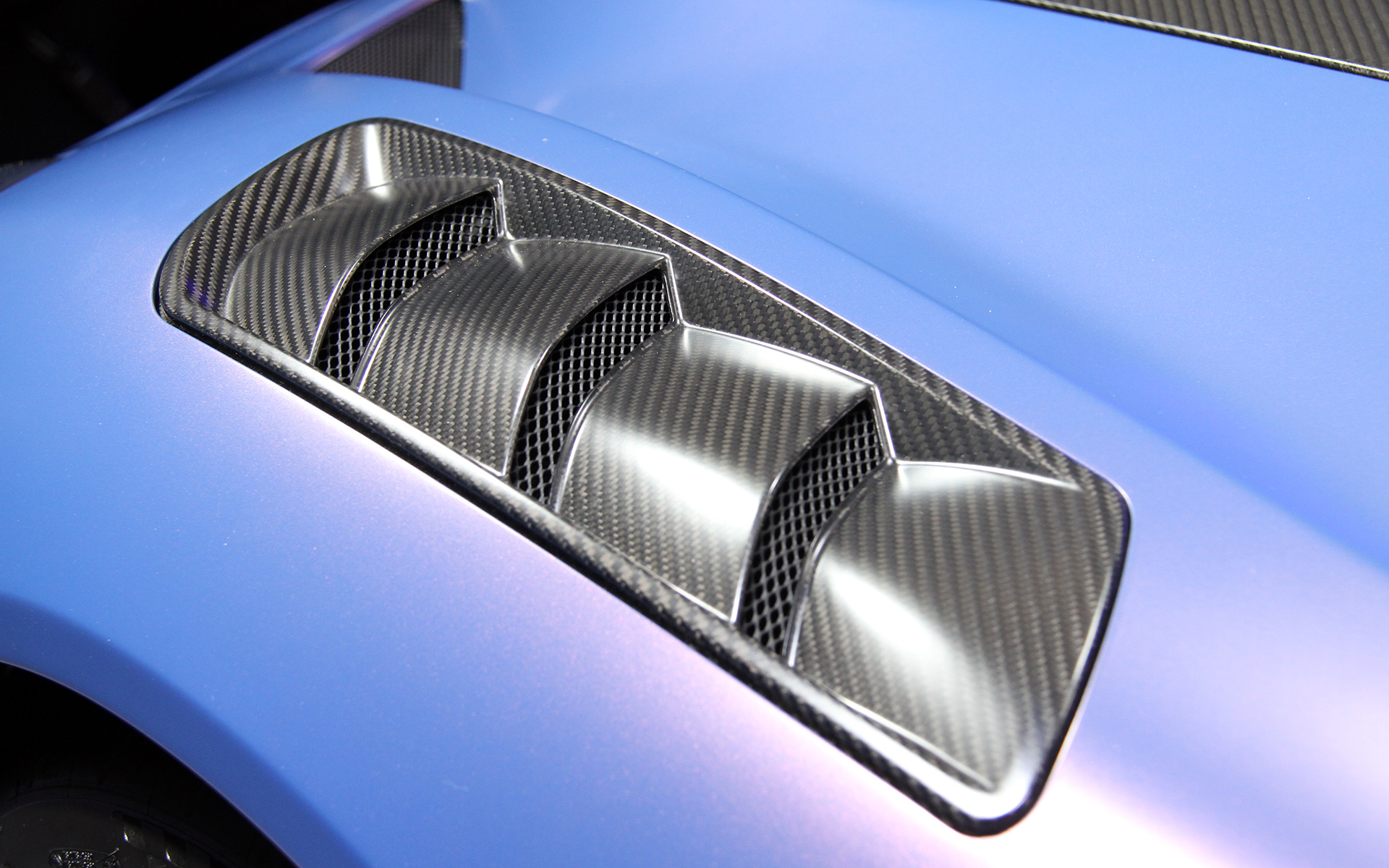 空力を追求するとともに、カーボンパーツの多用などによりMC20比で59kgの軽量化にも成功