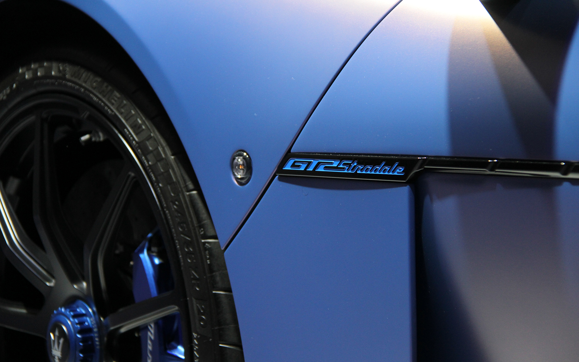 空力を追求するとともに、カーボンパーツの多用などによりMC20比で59kgの軽量化にも成功