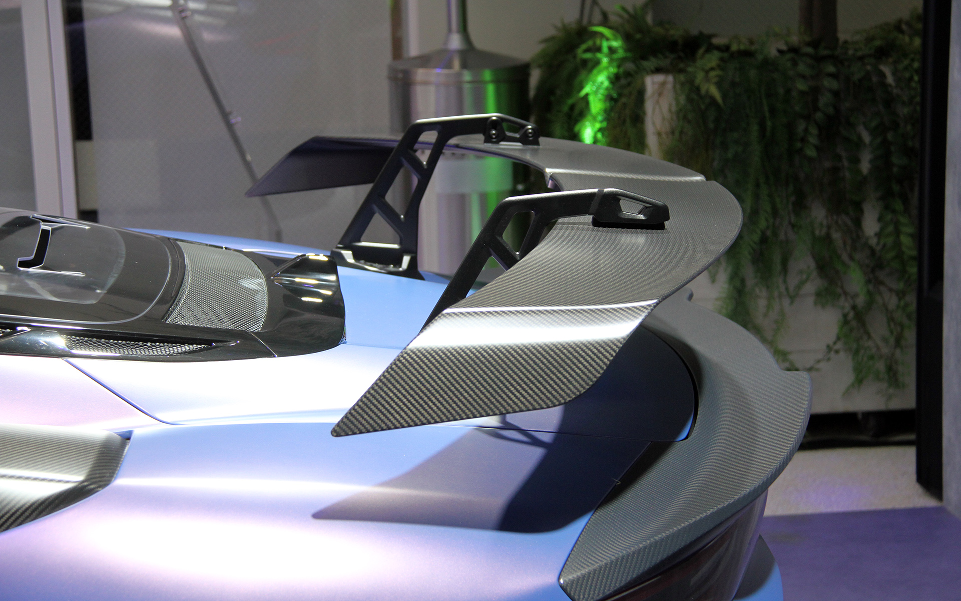 空力を追求するとともに、カーボンパーツの多用などによりMC20比で59kgの軽量化にも成功