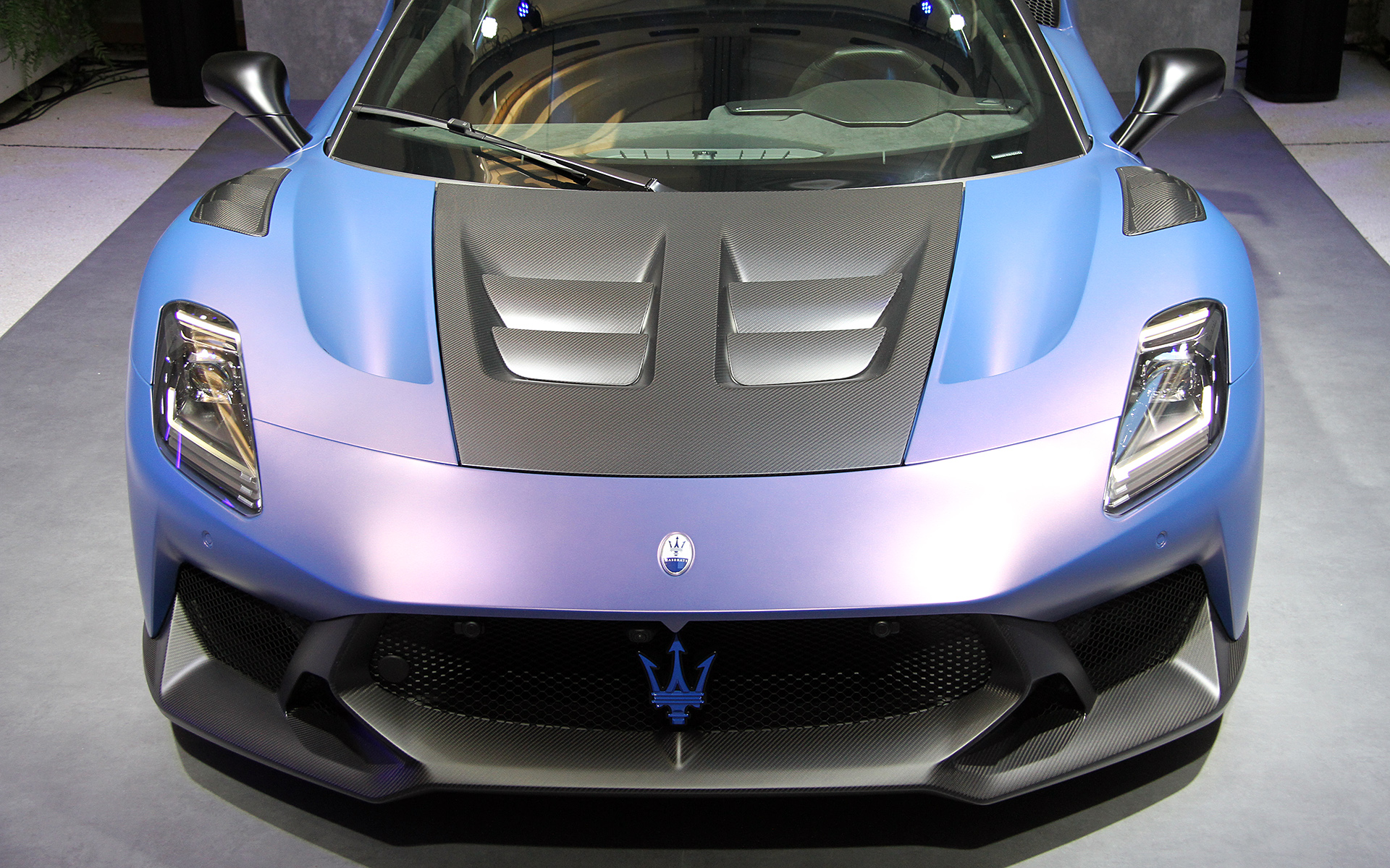 空力を追求するとともに、カーボンパーツの多用などによりMC20比で59kgの軽量化にも成功