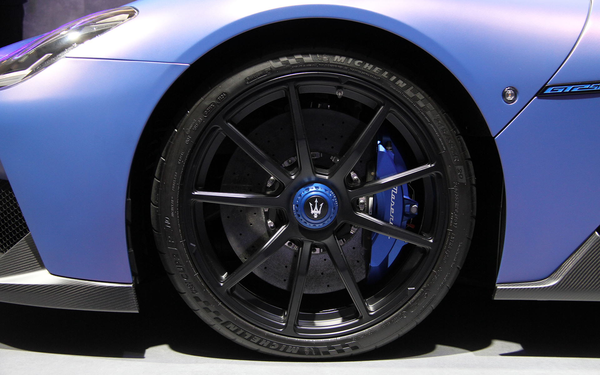 空力を追求するとともに、カーボンパーツの多用などによりMC20比で59kgの軽量化にも成功