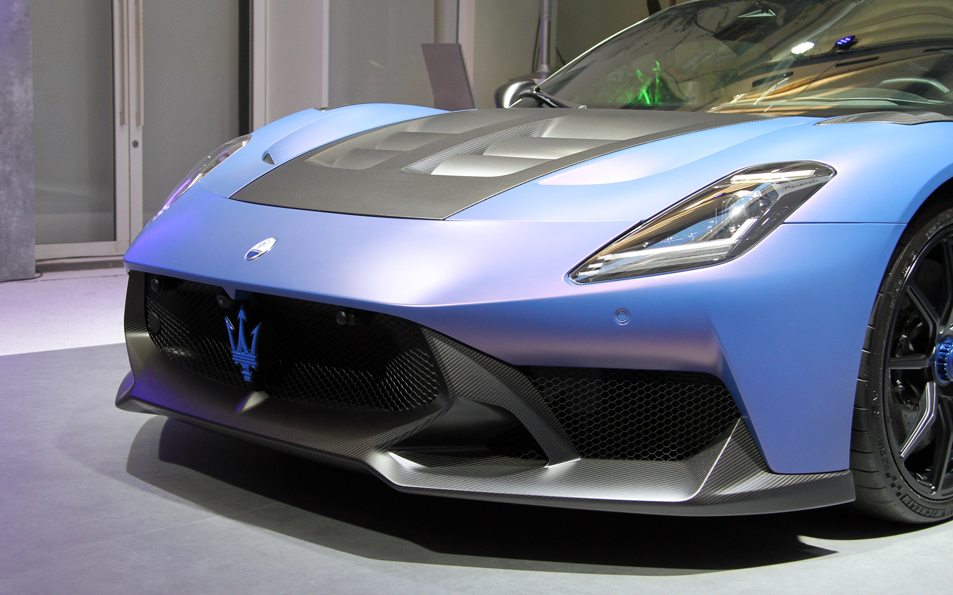 空力を追求するとともに、カーボンパーツの多用などによりMC20比で59kgの軽量化にも成功