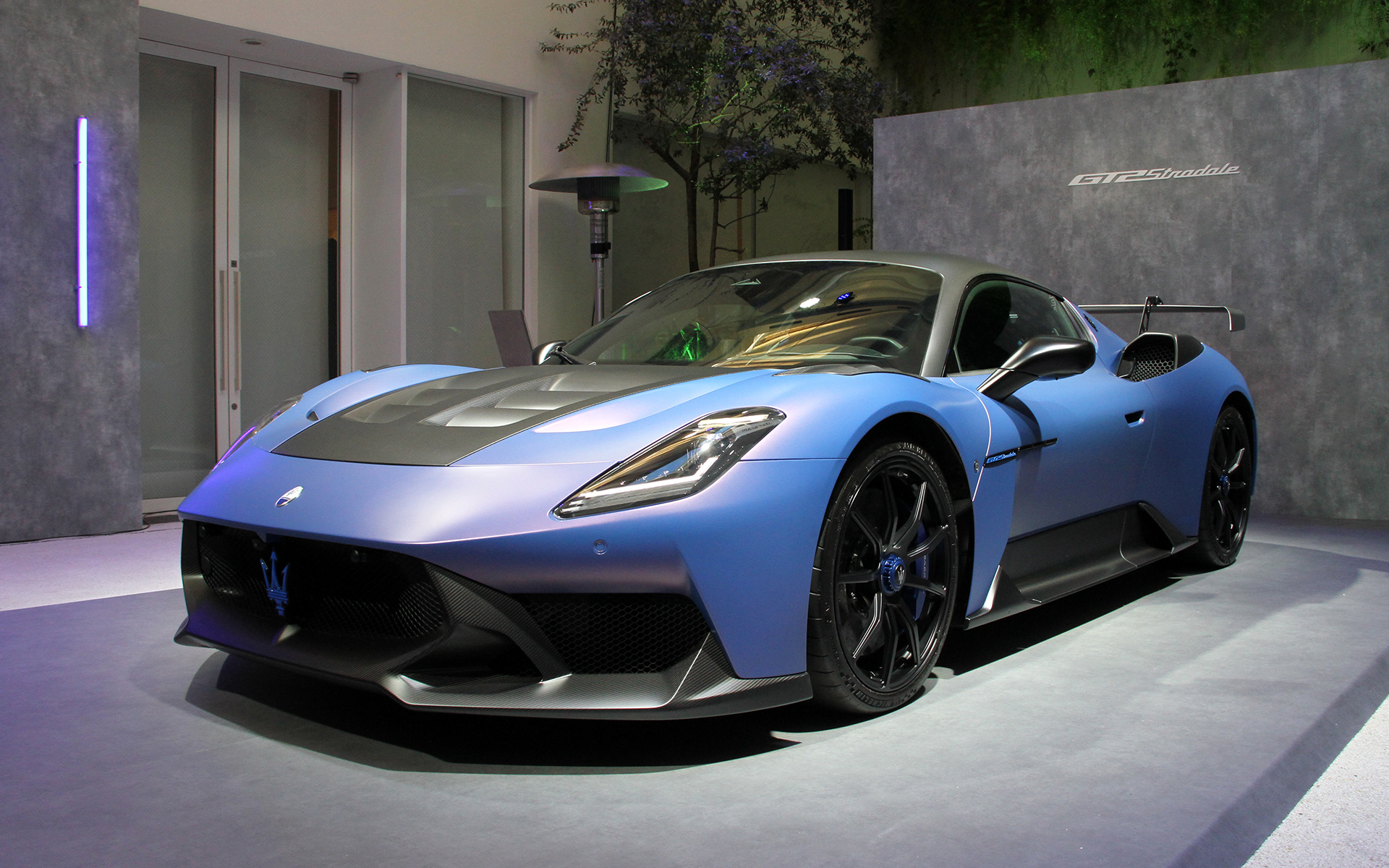 極限のパフォーマンスを持ちながら公道も合法的に走れるという新型GT2 ストラダーレ。ボディサイズは4669×1965×1222mm（全長×全幅×全高）