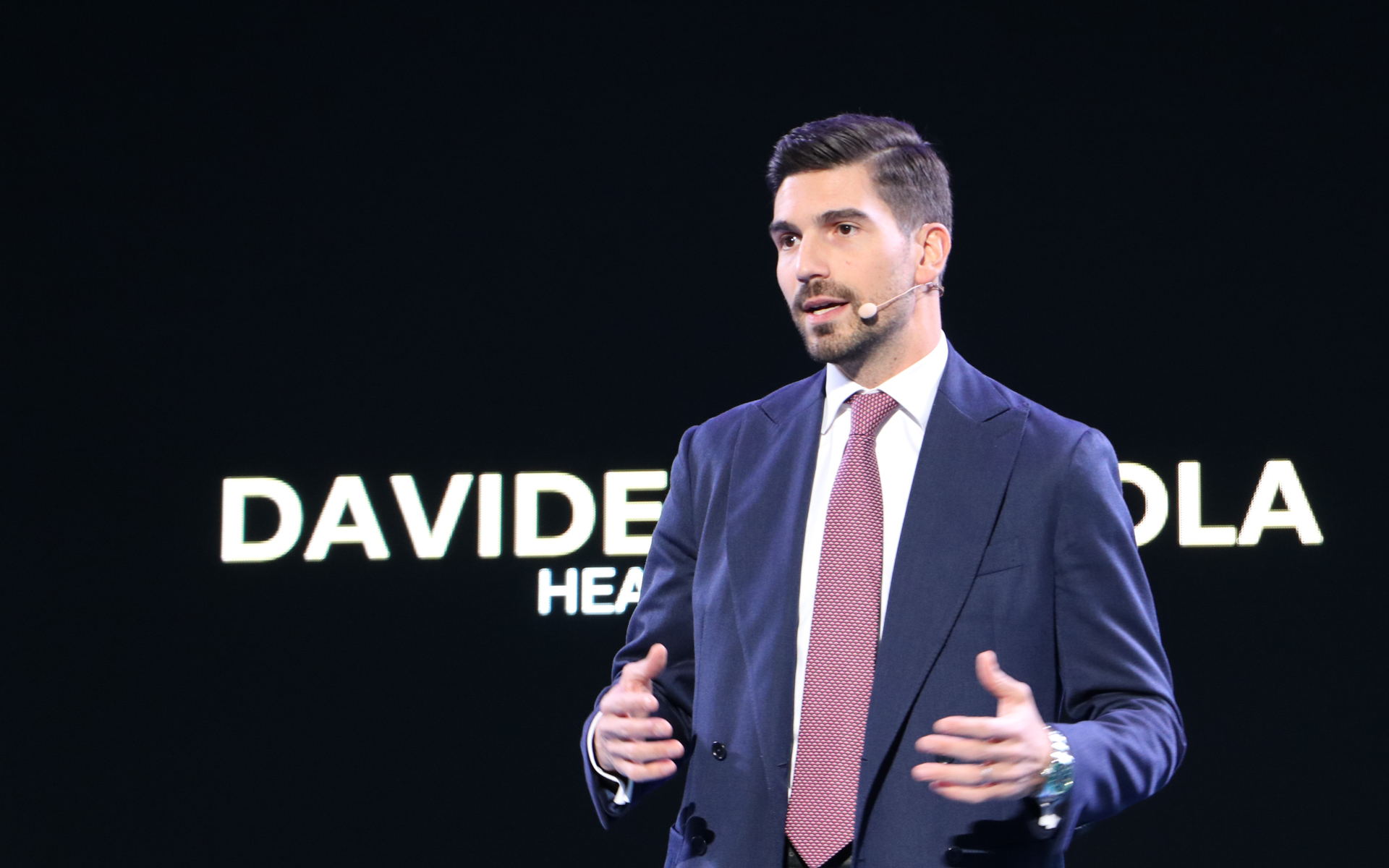 ランボルギーニ Head of Japanのダビデ・スフレコラ氏は、多くの参加者に感謝を伝えた