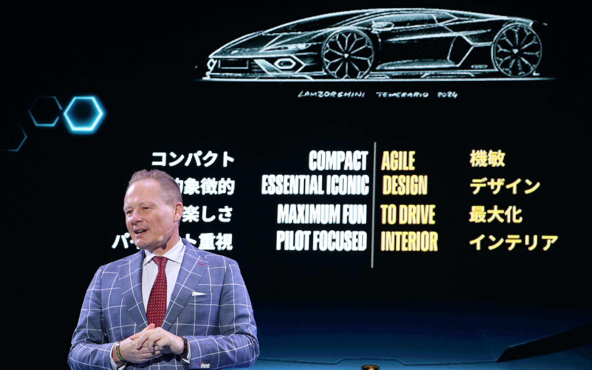 テメラリオのデザインについて説明するランボルギーニ Head of Design ミィティア・ボルケルト氏